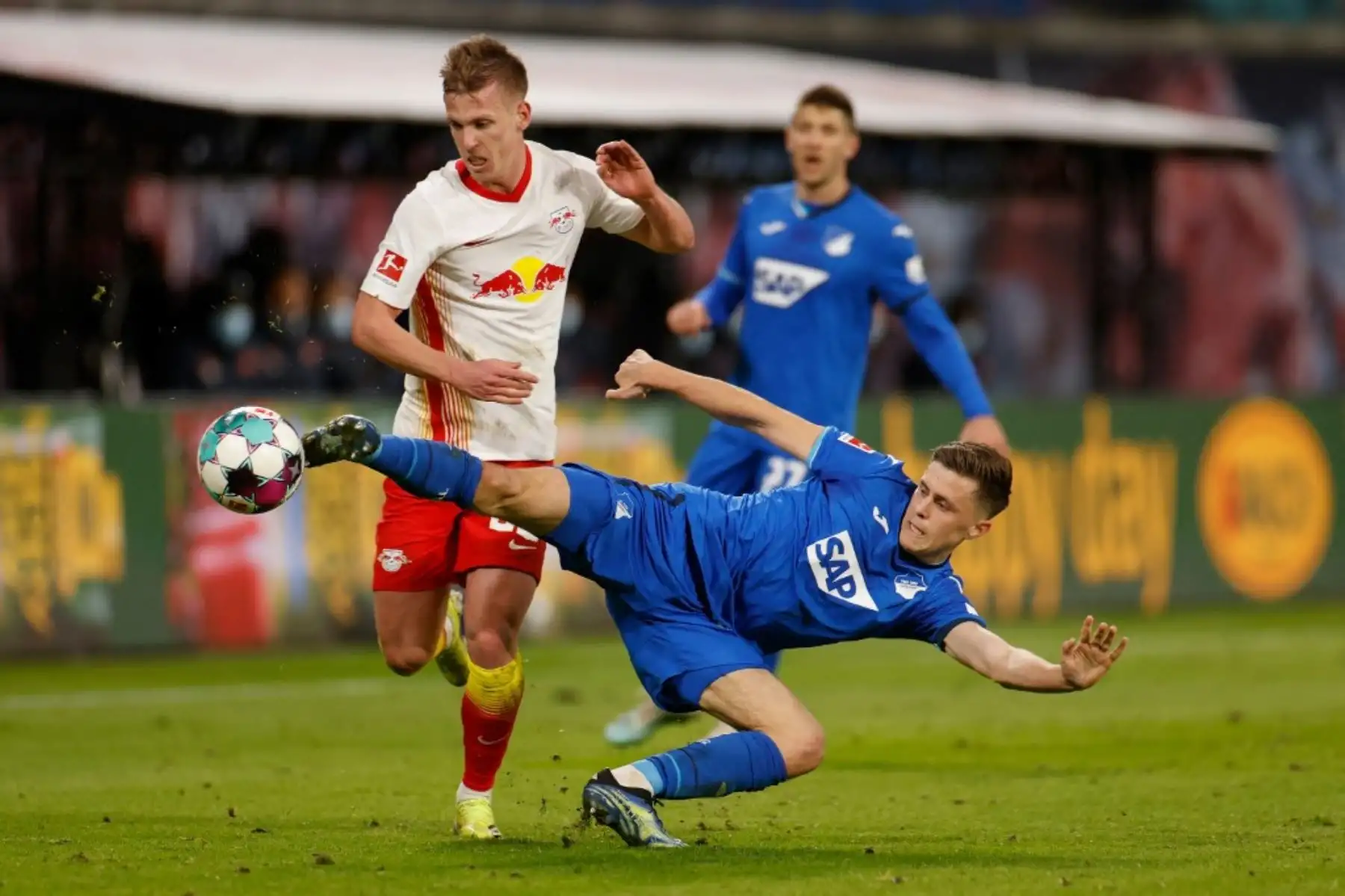 El centrocampista español de Leipzig Dani Olmo (L) y el centrocampista austríaco del Hoffenheim Christoph Baumgartner compiten por el balón durante la primera división alemana de fútbol de la Bundesliga entre RB Leipzig y TSG 1899 Hoffenheim en Leipzig, este de Alemania. Foto: AFP