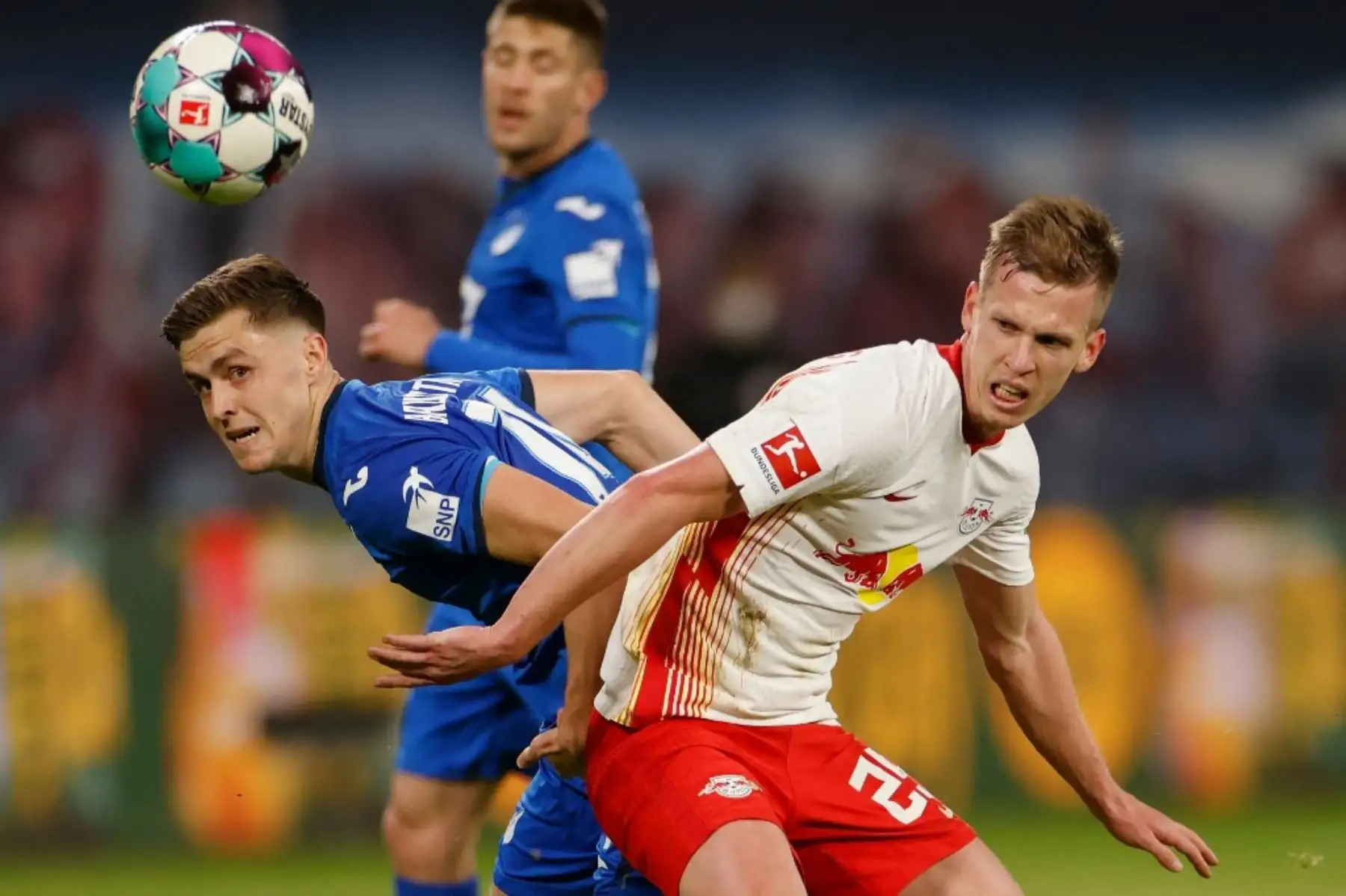 El centrocampista español de Leipzig Dani Olmo (R) y el centrocampista austriaco del Hoffenheim Christoph Baumgartner disputan el balón durante la primera división alemana de fútbol de la Bundesliga entre RB Leipzig y TSG 1899 Hoffenheim en Leipzig, Alemania. Foto: AFP