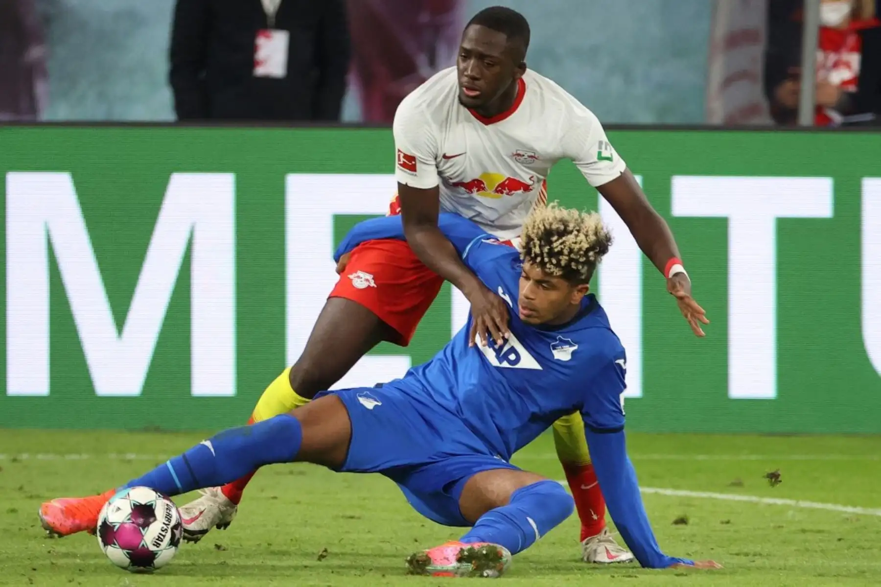 El delantero francés del Hoffenheim Georginio Rutter (delantero) y el defensor francés de Leipzig Ibrahima Konate compiten por el balón durante la primera división de fútbol de la Bundesliga alemana entre el RB Leipzig y el TSG 1899 Hoffenheim en Leipzig, Alemania