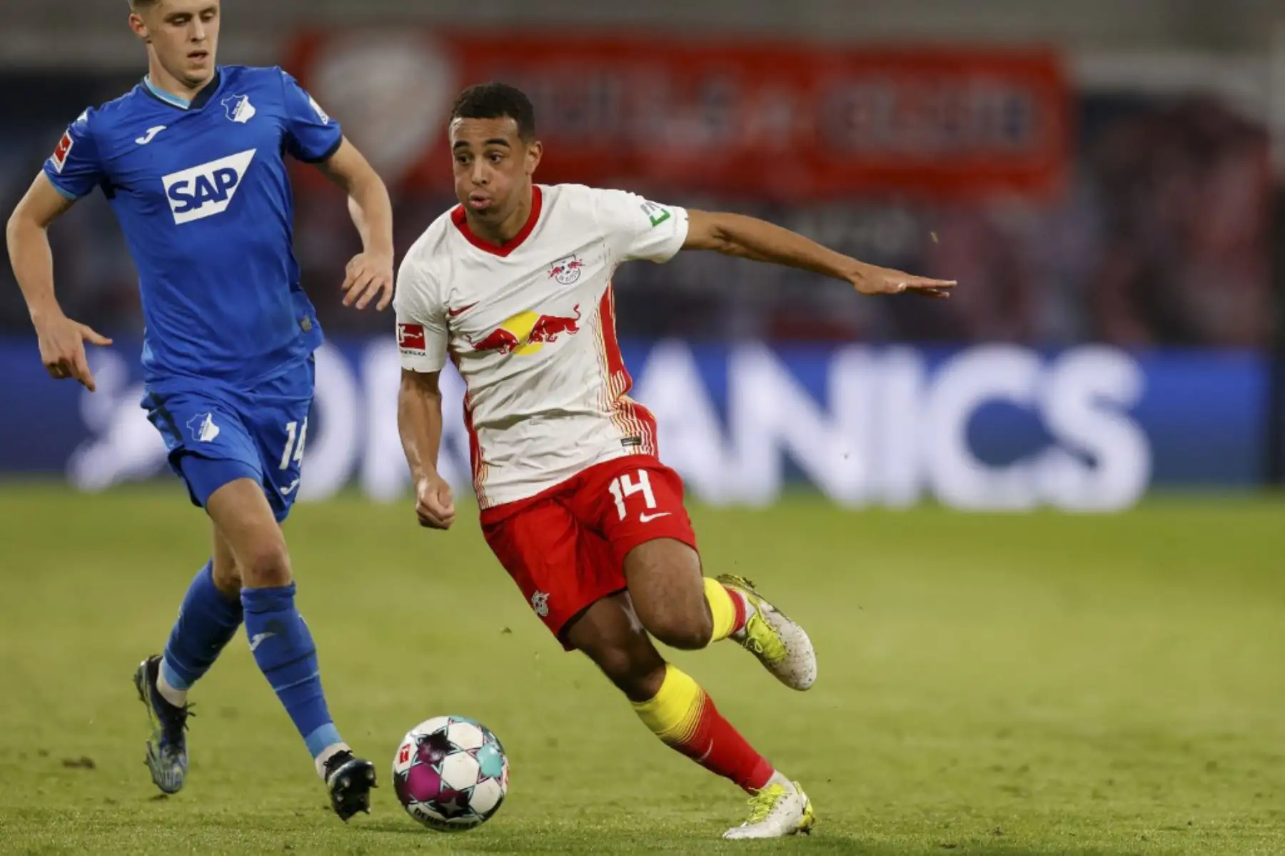 El centrocampista austriaco del Hoffenheim Christoph Baumgartner (L) y el mediocampista estadounidense de Leipzig Tyler Adams compiten por el balón durante la primera división alemana de fútbol de la Bundesliga entre el RB Leipzig y el TSG 1899 Hoffenheim en Leipzig, Alemania. Foto: AFP