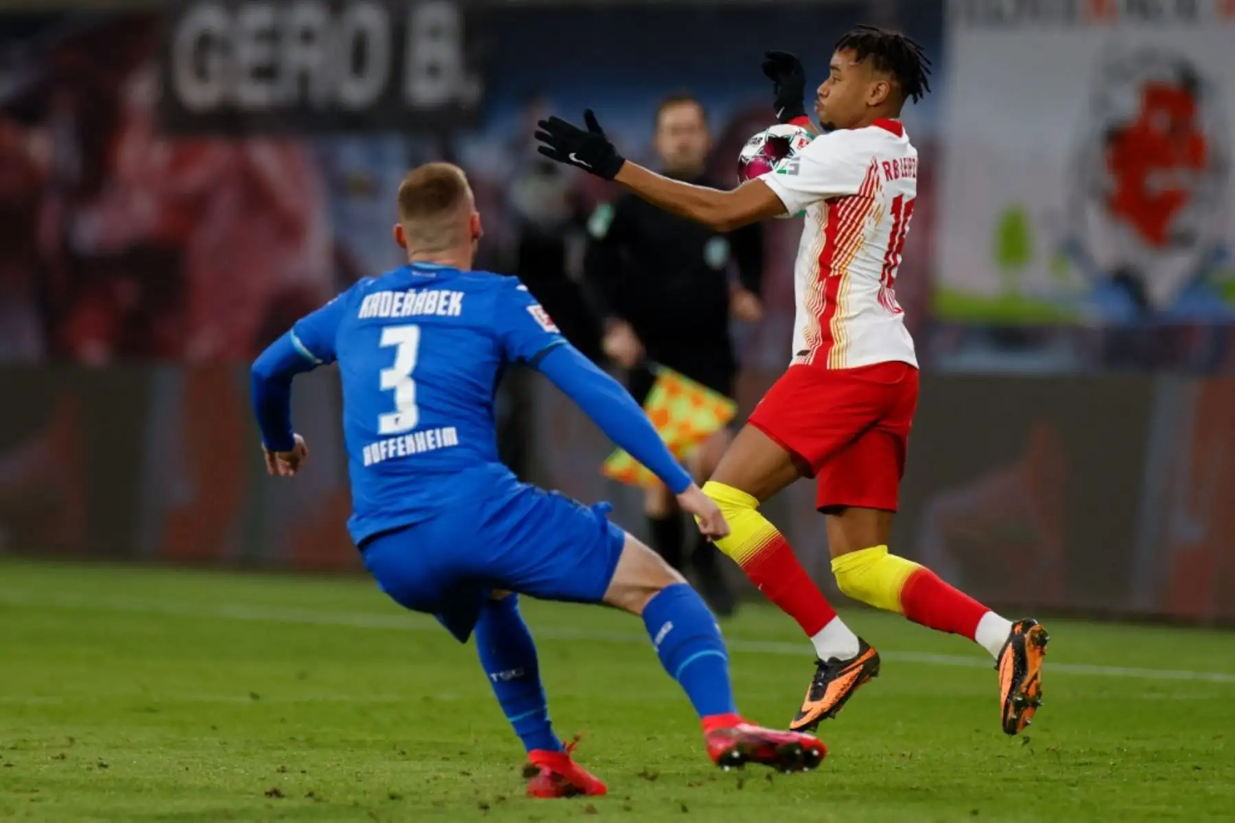 El defensor checo del Hoffenheim, Pavel Kaderabek, y el mediocampista francés del Leipzig, Christopher Nkunku, disputan el balón durante la primera división alemana de fútbol de la Bundesliga entre el RB Leipzig y el TSG 1899 Hoffenheim en Leipzig, Alemania. Foto: AFP