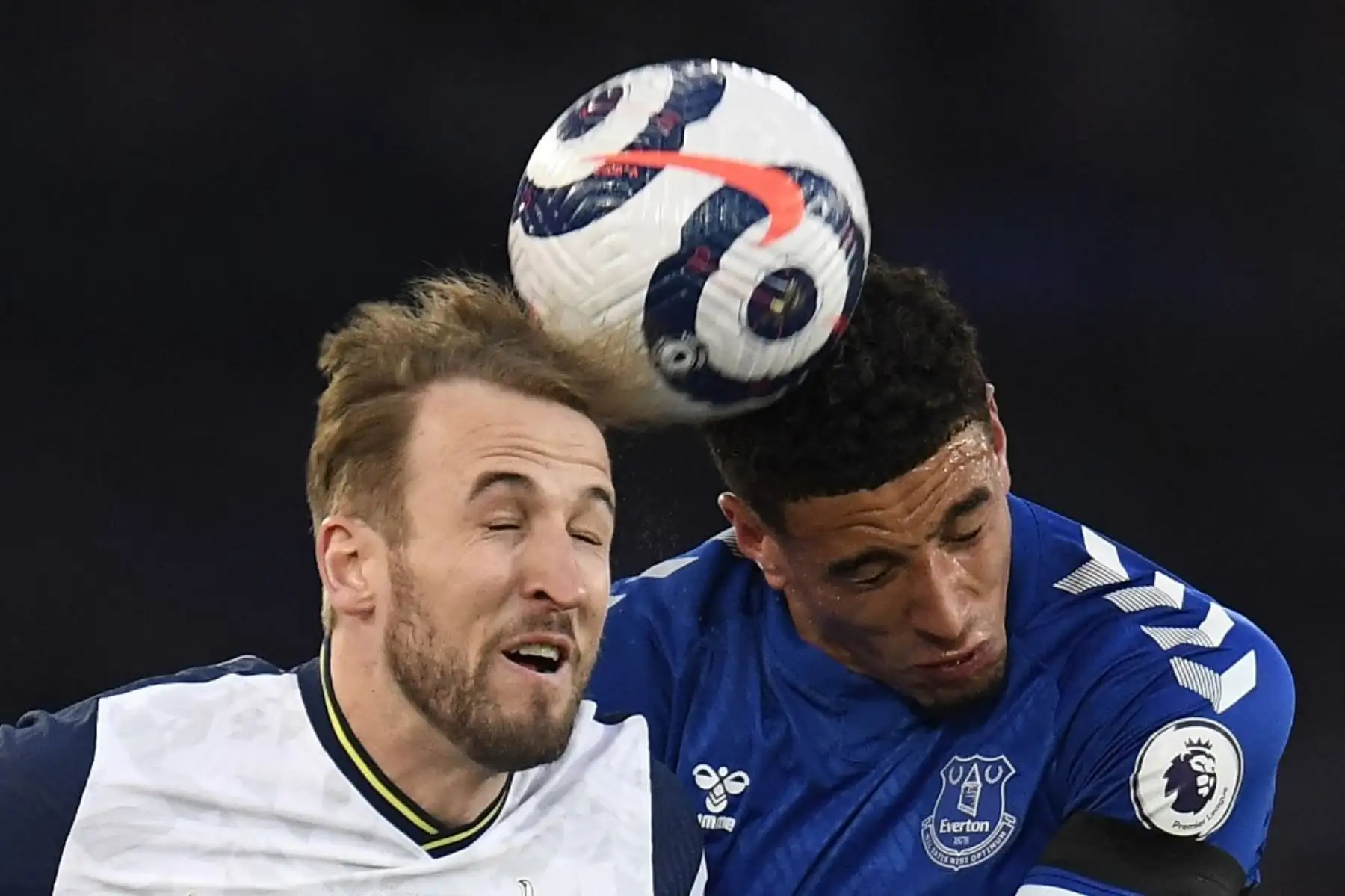 El delantero inglés del Tottenham Hotspur Harry Kane (izq.) Compite por encabezar el balón con el mediocampista inglés del Everton Ben Godfrey durante el partido de fútbol de la Premier League inglesa entre el Everton y el Tottenham Hotspur en Goodison Park en Liverpool, noroeste de Inglaterra. Foto: AFP