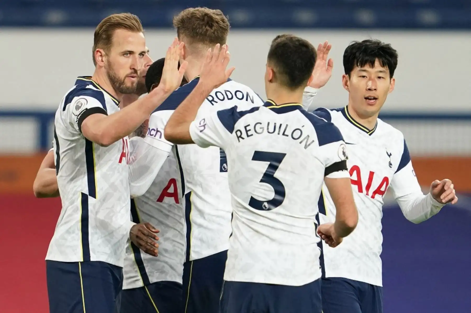 El delantero inglés del Tottenham Hotspur Harry Kane (izq.) Celebra el gol de apertura durante el partido de fútbol de la Premier League inglesa entre el Everton y el Tottenham Hotspur en Goodison Park en Liverpool, noroeste de Inglaterra. Foto: AFP