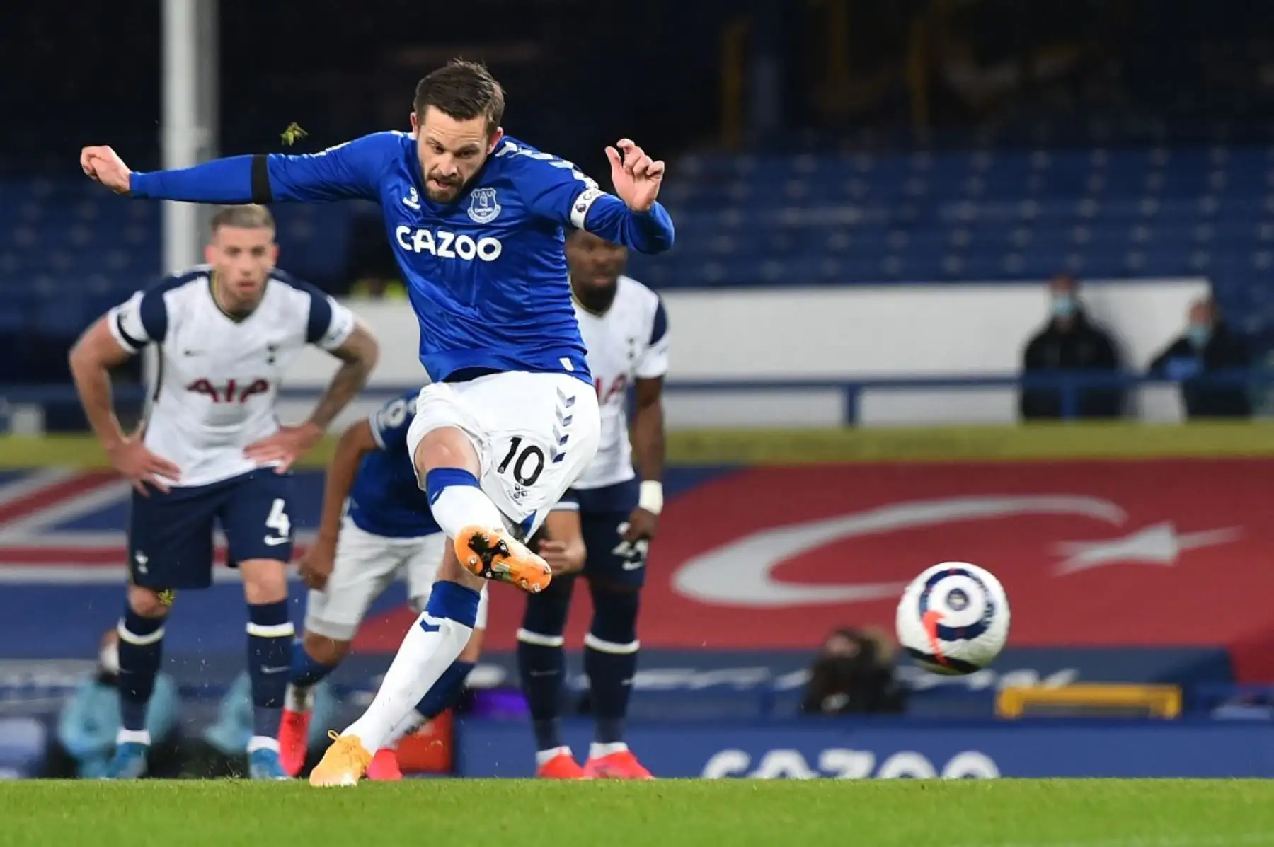 El centrocampista islandés del Everton, Gylfi Sigurdsson, marca el gol del empate desde el punto de penalti durante el partido de fútbol de la Premier League inglesa entre el Everton y el Tottenham Hotspur en Goodison Park en Liverpool, noroeste de Inglaterra. Foto: AFP