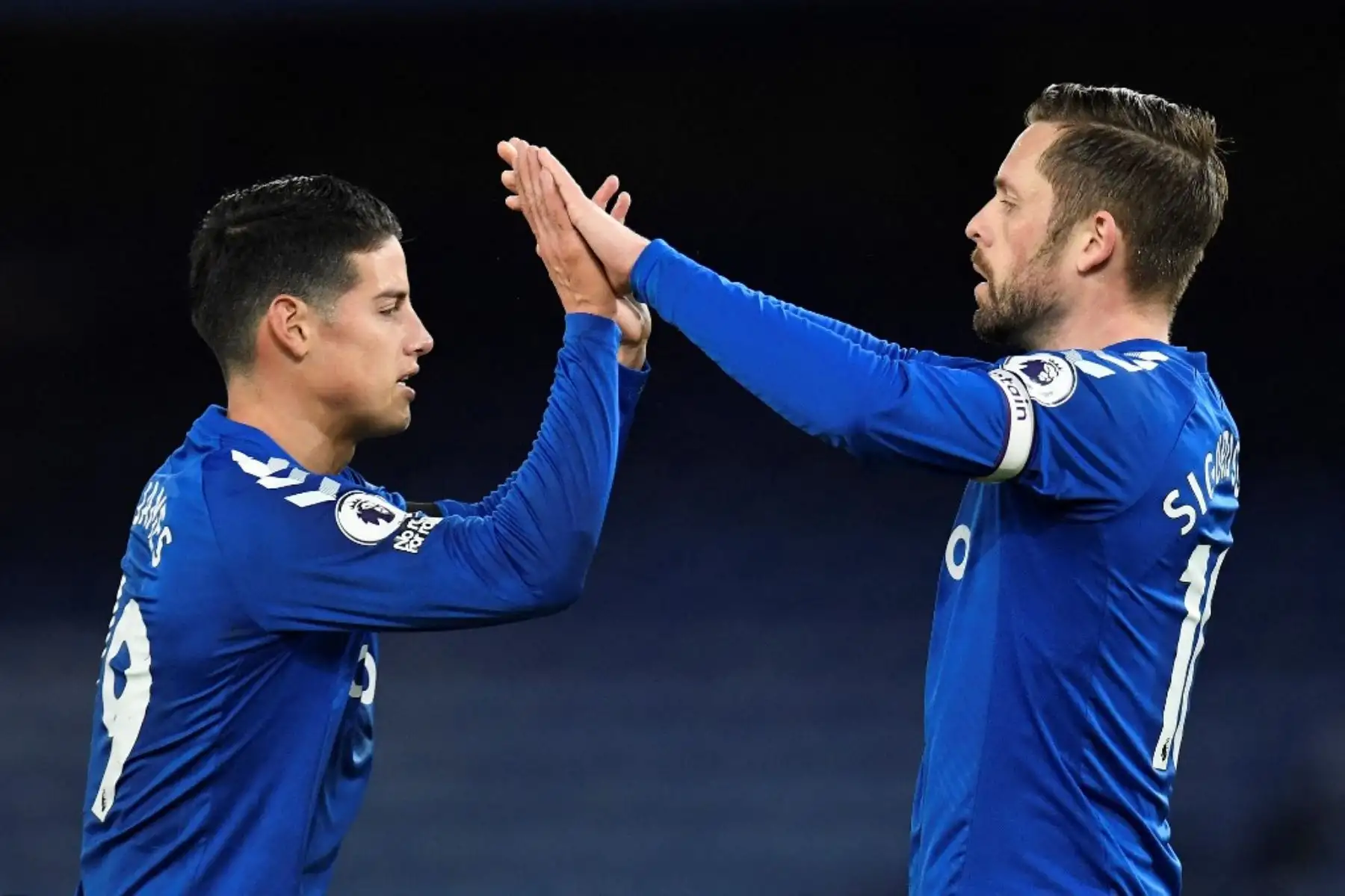 El centrocampista islandés del Everton Gylfi Sigurdsson (R) celebra anotar el gol del empate desde el punto de penalti con el centrocampista colombiano del Everton James Rodríguez durante el partido de fútbol de la Premier League inglesa entre el Everton y el Tottenham Hotspur en Goodison Park en Liverpool. Foto: AFP