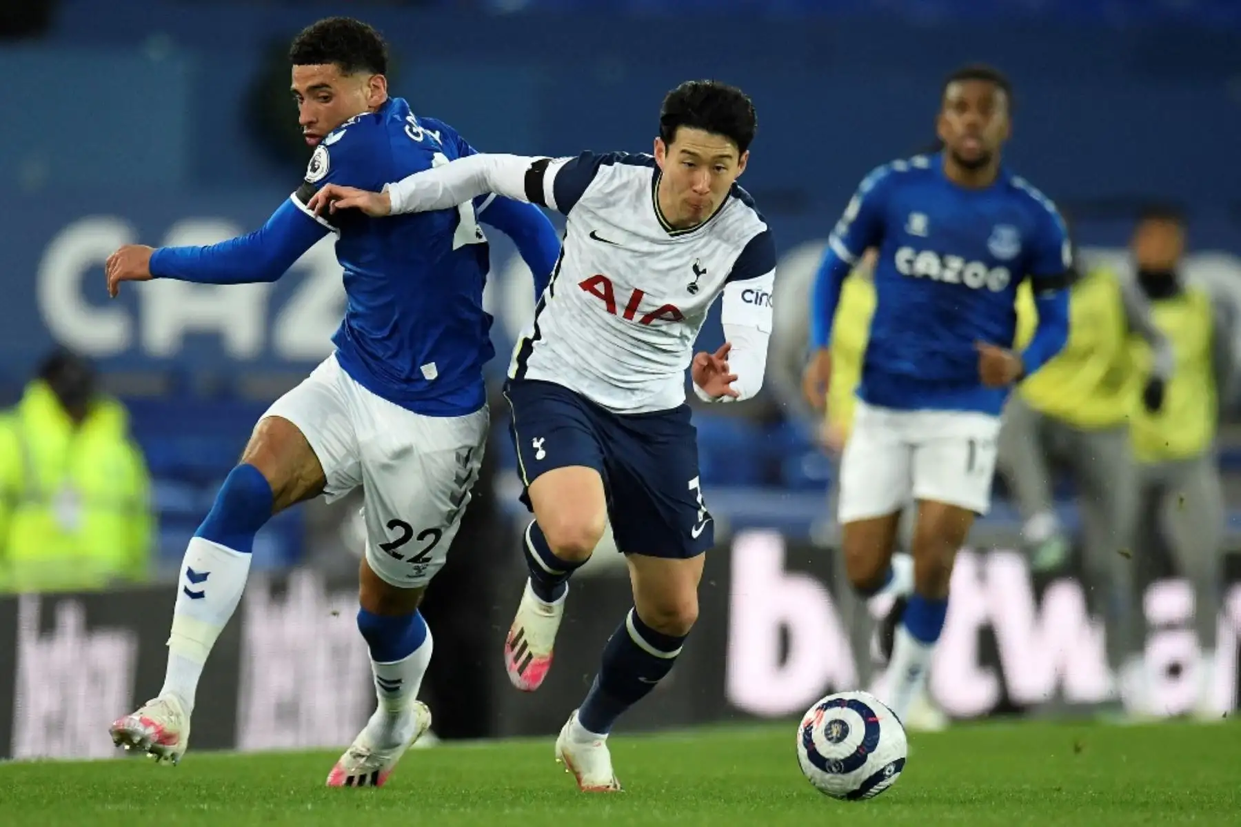 El centrocampista inglés del Everton Ben Godfrey (L) compite con el delantero surcoreano del Tottenham Hotspur Son Heung-Min (C) durante el partido de fútbol de la Premier League inglesa entre Everton y Tottenham Hotspur en Goodison Park en Liverpool. Foto: AFP