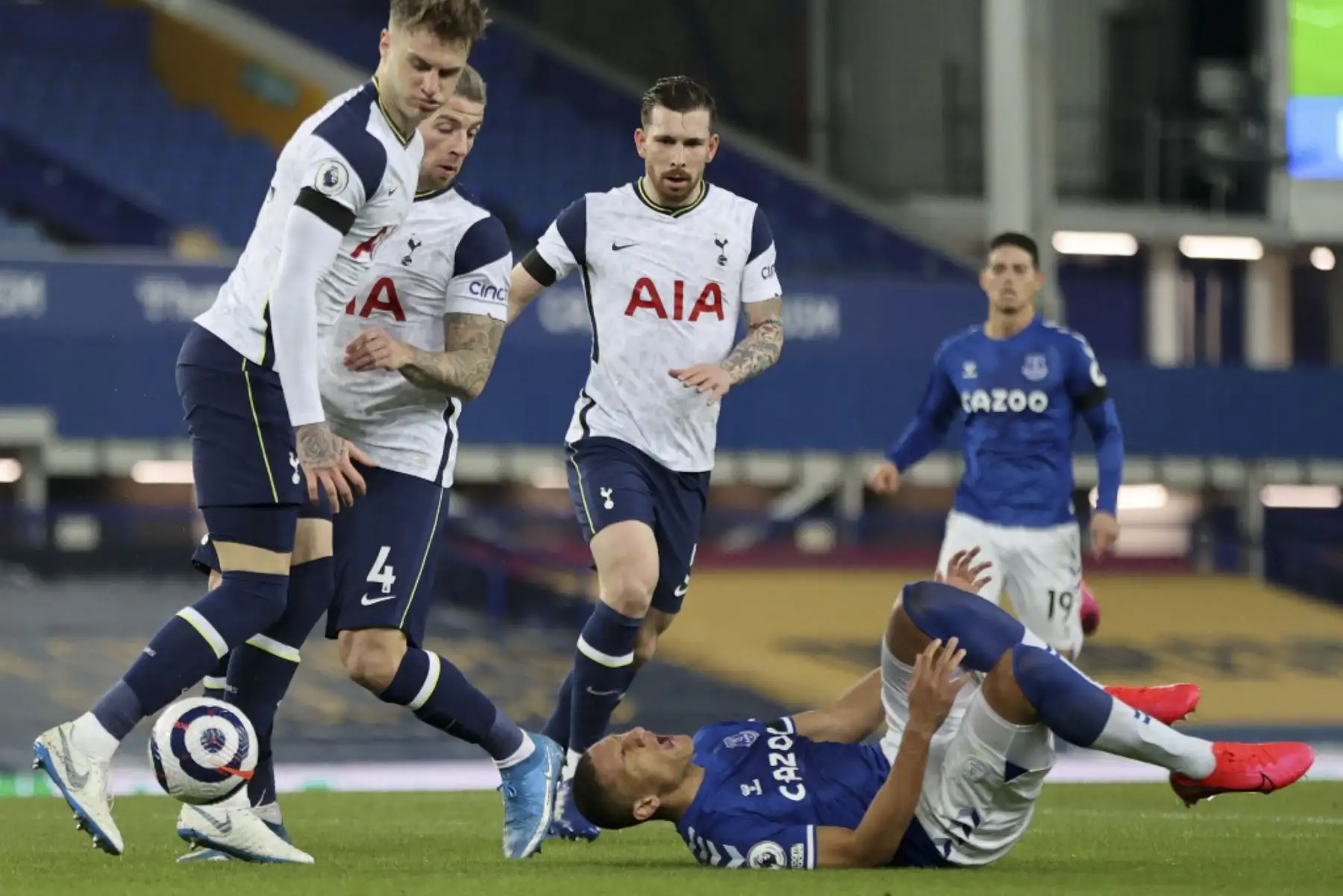 El delantero brasileño del Everton Richarlison (R) reacciona después de chocar con el defensor belga del Tottenham Hotspur Toby Alderweireld (2L) durante el partido de fútbol de la Premier League inglesa entre el Everton y el Tottenham Hotspur en Goodison Park en Liverpool. Foto: AFP