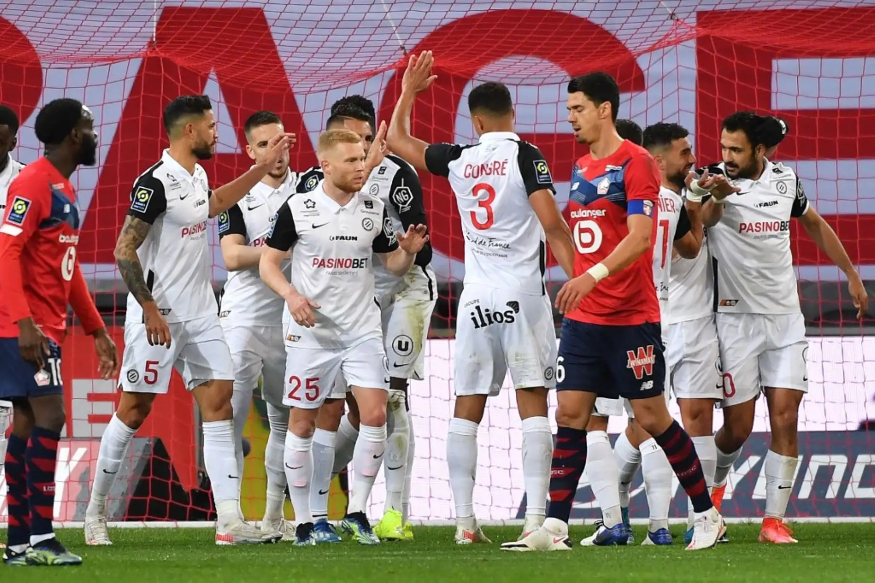 Los jugadores de Montpellier celebran tras anotar durante el partido de fútbol francés L1 entre Lille LOSC y Montpellier Herault SC en el estadio Pierre-Mauroy en Villeneuve-d