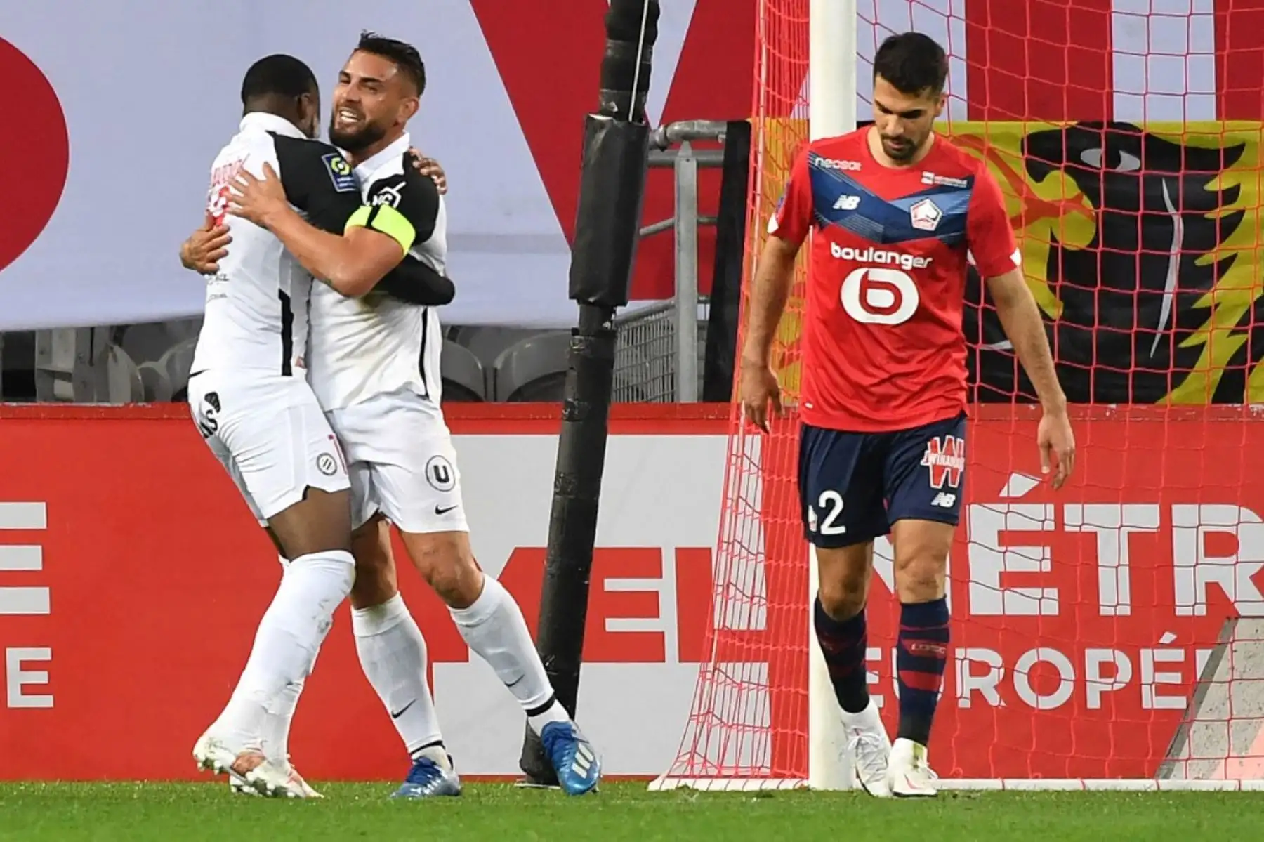 El delantero argelino de Montpellier Andy Delort (C) celebra con el delantero inglés de Montpellier Stephy Mavididi (L) después de anotar durante el partido de fútbol francés L1 entre Lille LOSC y Montpellier Herault SC en el estadio Pierre-Mauroy en Villeneuve-d