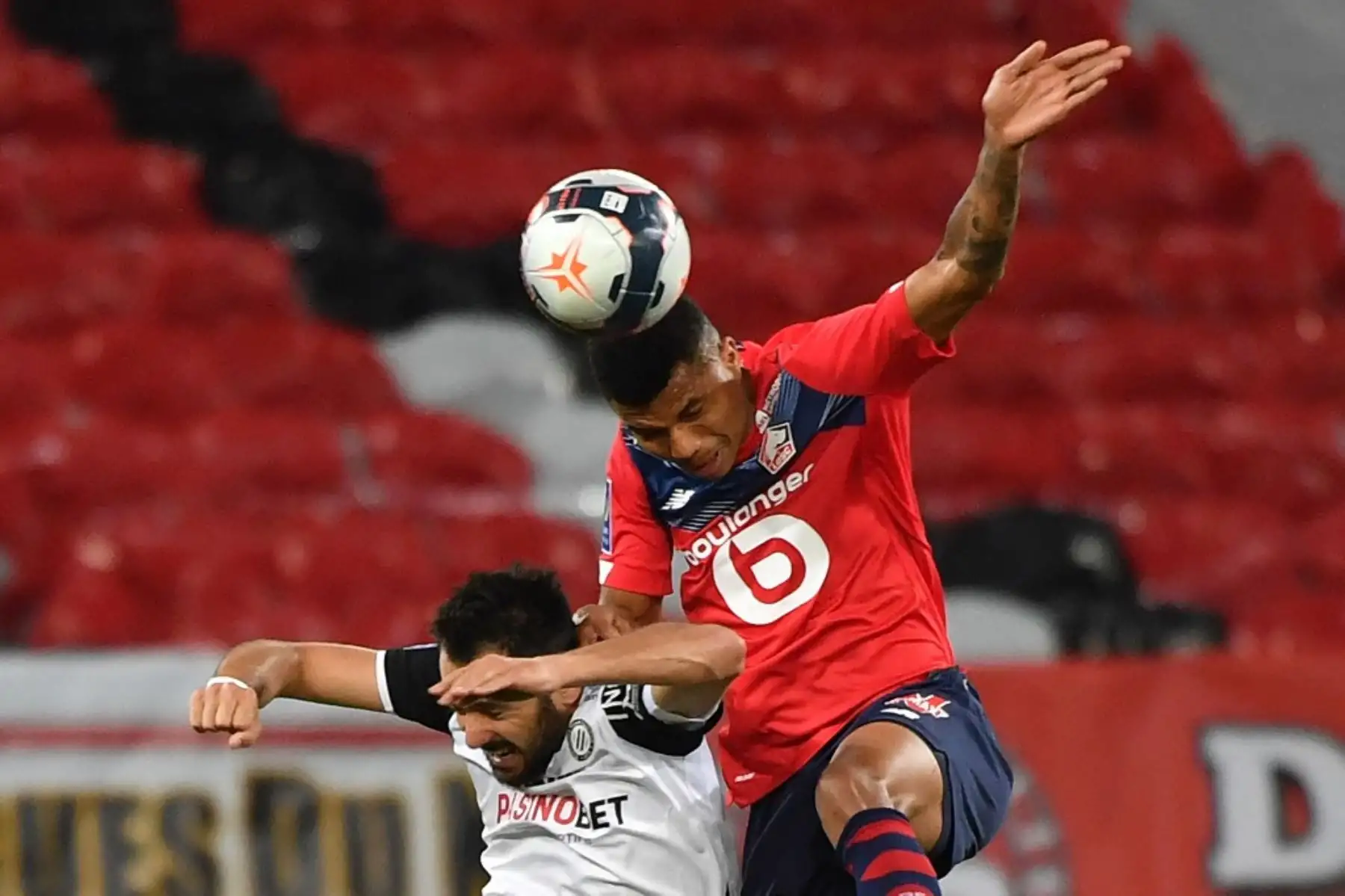 El defensor portugués de Montpellier Pedro Mendes (L) encabeza el balón con el defensor mozambiqueño del Lille Reinildo Mandava durante el partido de fútbol francés L1 entre Lille LOSC y Montpellier Herault SC en el estadio Pierre-Mauroy en Villeneuve-d