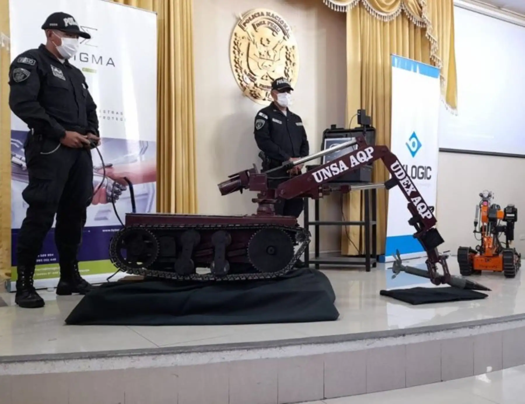 Investigadores de la Universidad Nacional de San Agustín de Arequipa desarrollan un prototipo de robot desactivador de explosivos que ayudará a la labor de la Policía Nacional. ANDINA/Difusión