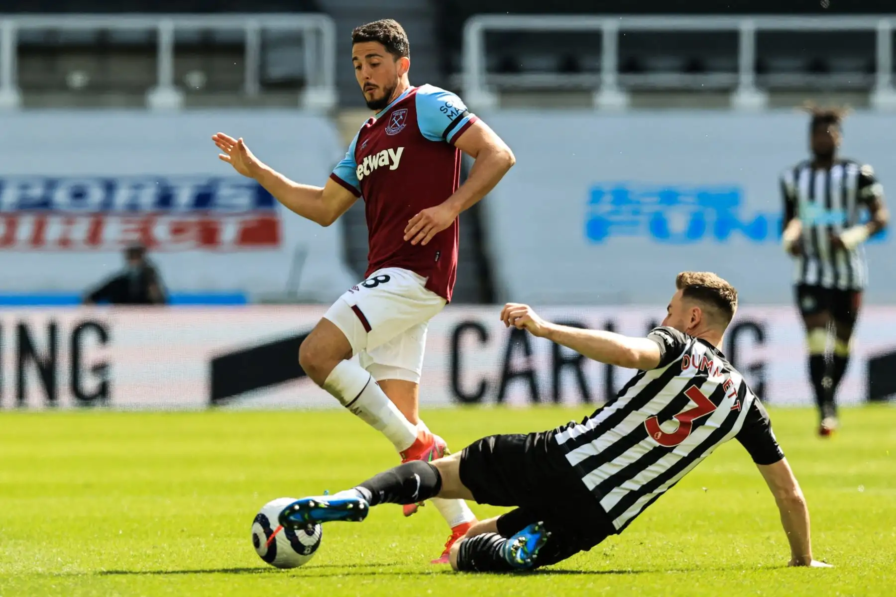El centrocampista español del West Ham United Pablo Fornals  lucha por el balón con el defensor galés del Newcastle United Paul Dummett durante el partido de fútbol de la Premier League inglesa entre el Newcastle United y el West Ham United.
Foto: AFP