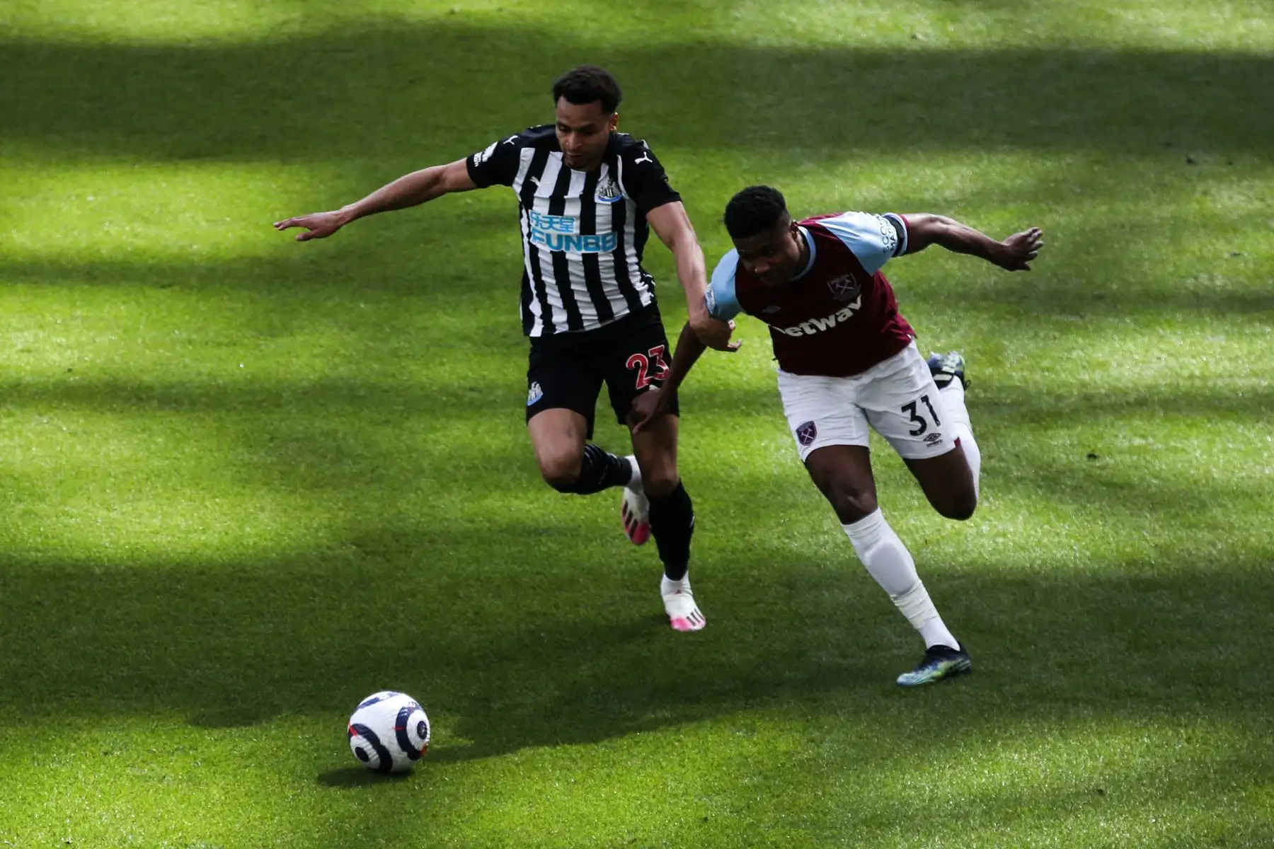 El centrocampista inglés del Newcastle United Jacob Murphy lucha por el balón con el defensor inglés del West Ham United Ben Johnson durante el partido de fútbol de la Premier League inglesa entre el Newcastle United y el West Ham United.
Foto: AFP