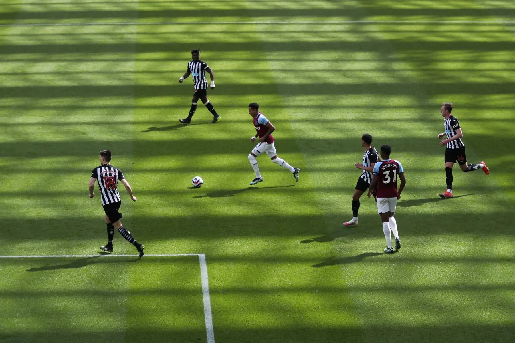 El centrocampista inglés del West Ham United Jesse Lingard controla el balón durante el partido de fútbol de la Premier League inglesa entre el Newcastle United y el West Ham United.
Foto: AFP