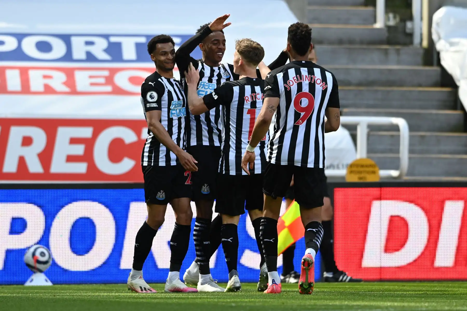 El centrocampista inglés del Newcastle United Joe Willock celebra con sus compañeros de equipo después de marcar un gol durante el partido de fútbol de la Premier League inglesa entre Newcastle United y West Ham United.
Foto: AFP