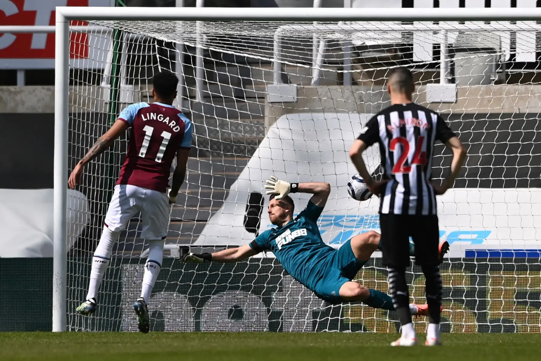 El centrocampista inglés del West Ham United Jesse Lingard  anota un penalti durante el partido de fútbol de la Premier League inglesa entre Newcastle United y West Ham United.
Foto: AFP