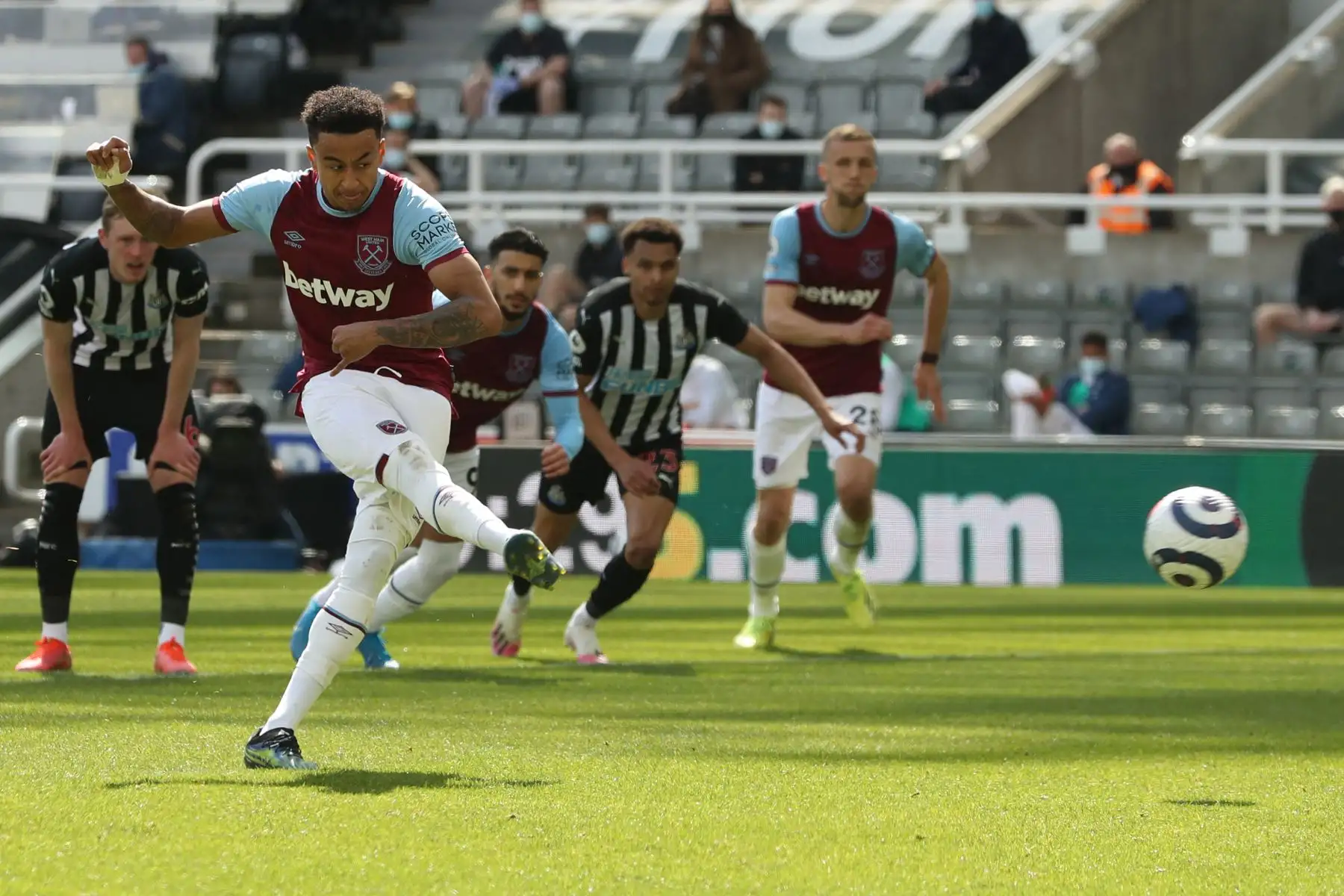 El centrocampista inglés del West Ham United, Jesse Lingard, anota un penalti durante el partido de fútbol de la Premier League inglesa entre el Newcastle United y el West Ham United.
Foto : AFP