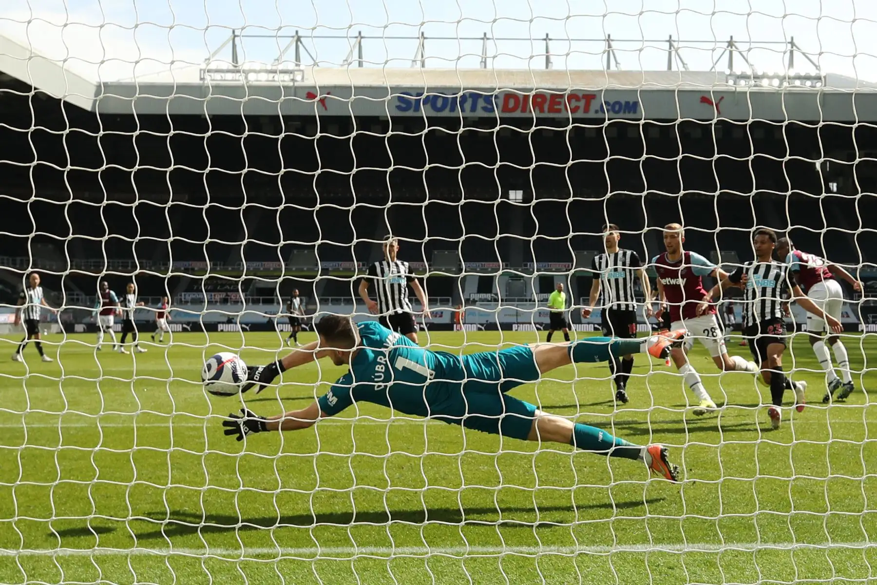 El defensor francés del West Ham United Issa Diop dispara y marca un gol durante el partido de fútbol de la Premier League inglesa entre el Newcastle United y el West Ham United.
Foto: AFP