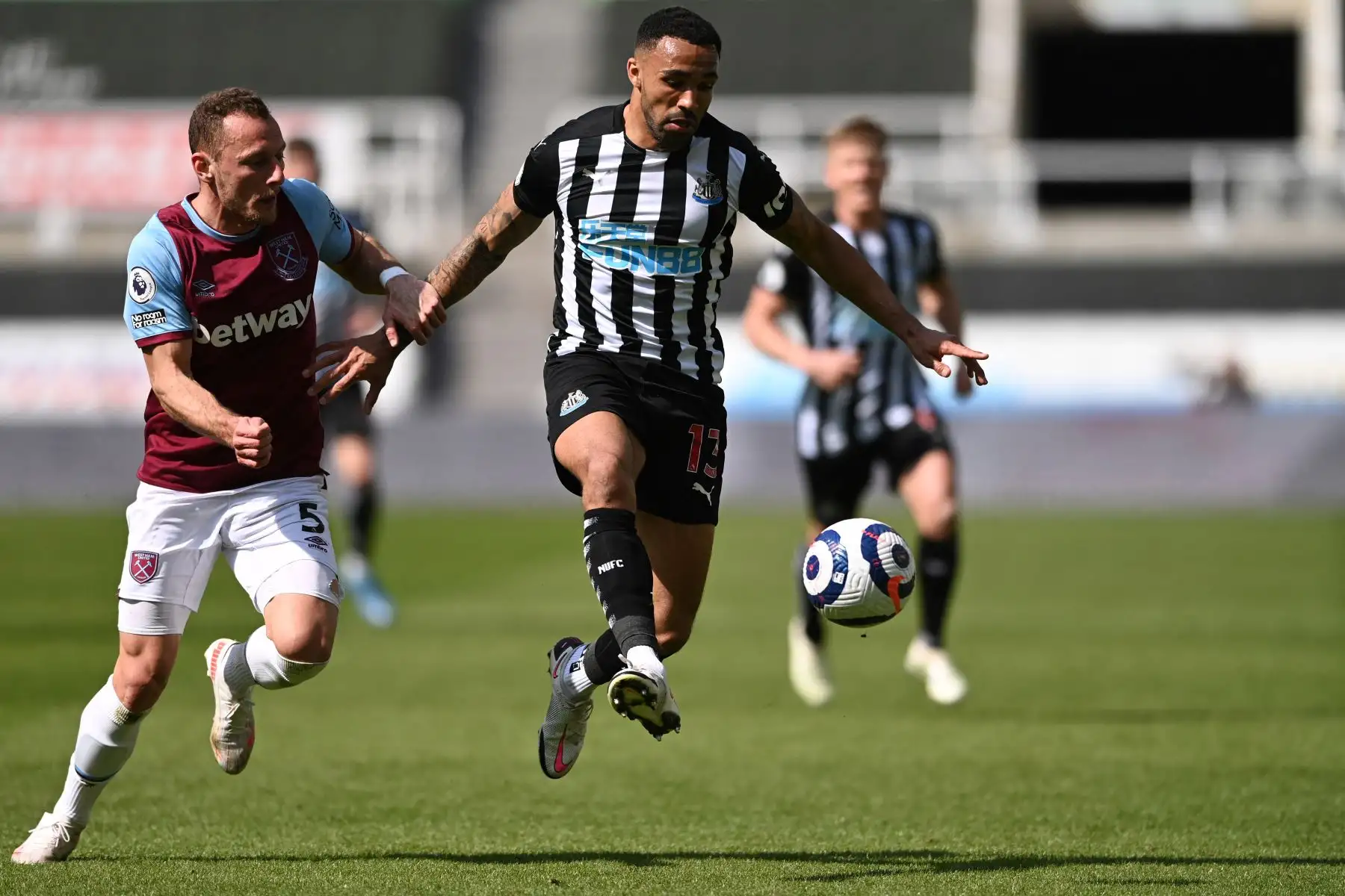El delantero inglés del Newcastle United, Callum Wilson , lucha por el balón con el defensor checo del West Ham United, Vladimir Coufal, durante el partido de fútbol de la Premier League inglesa entre el Newcastle United y el West Ham United.
Foto: AFP