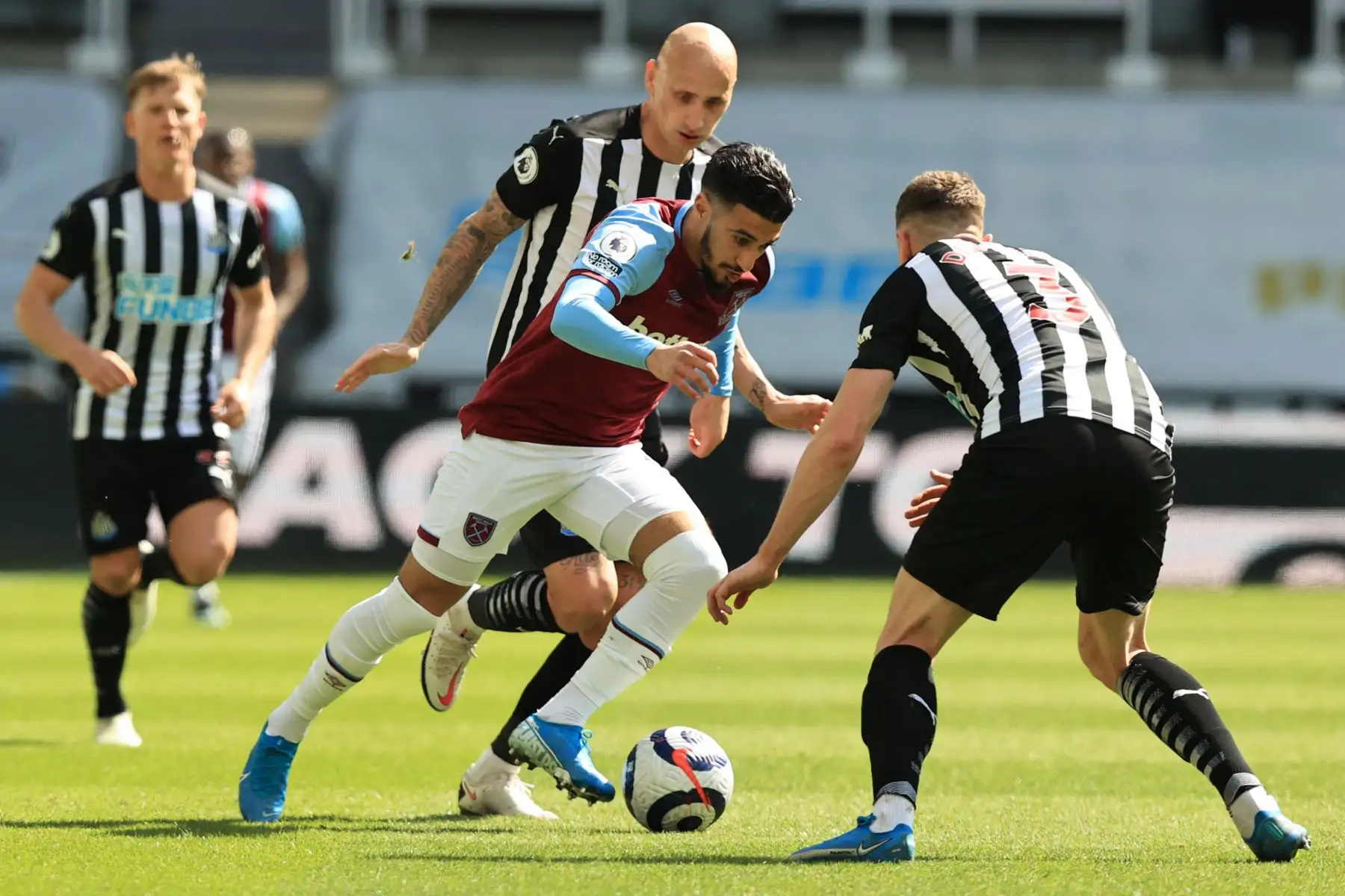 El centrocampista argelino del West Ham United, Said Benrahma , pelea por el balón con el defensor galés del Newcastle United Paul Dummett, durante el partido de fútbol de la Premier League inglesa entre Newcastle United y West Ham United.
Foto: AFP
