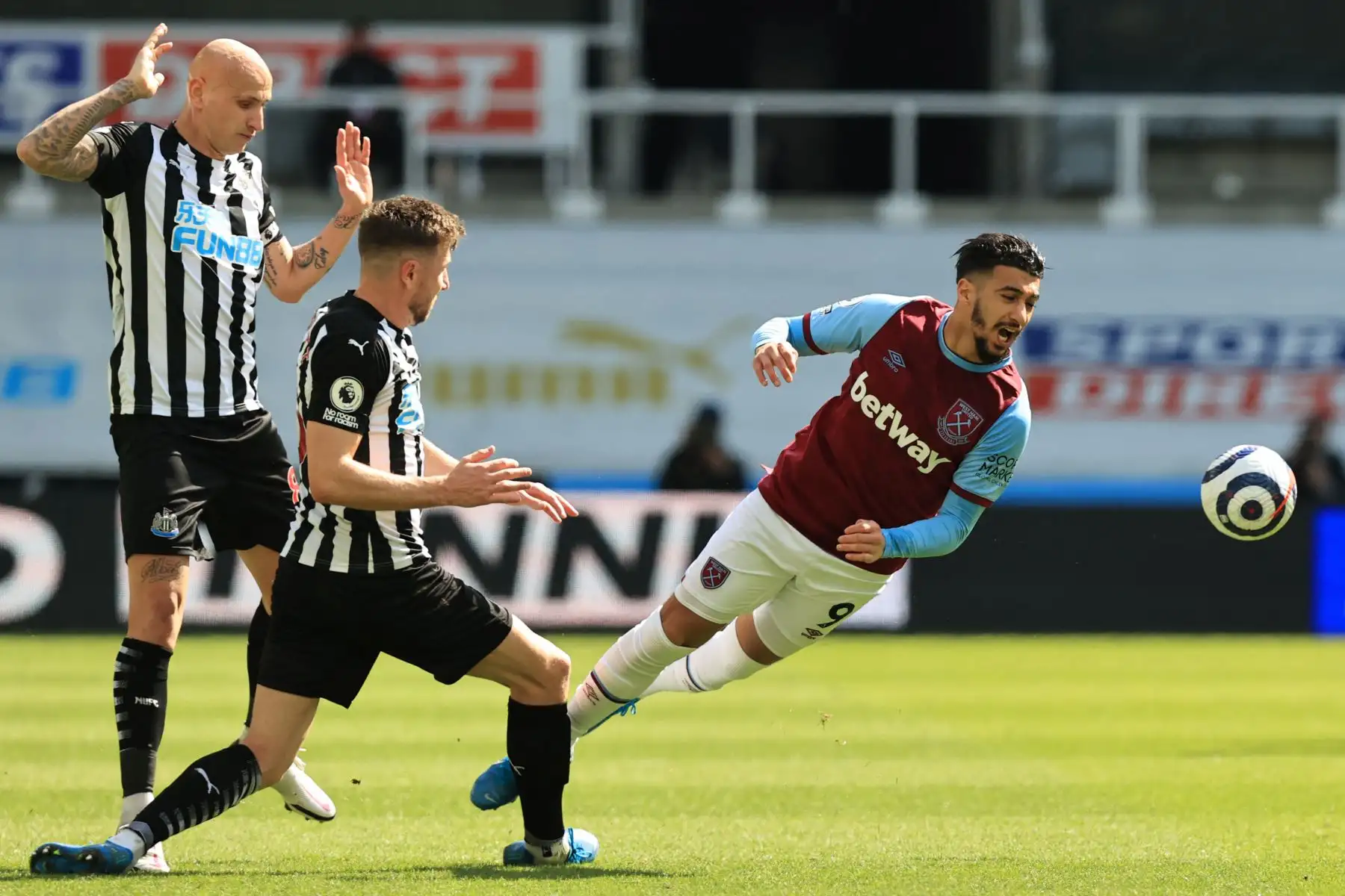 El defensa galés del Newcastle United Paul Dummett aborda al mediocampista argelino del West Ham United, Said Benrahma, durante el partido de fútbol de la Premier League inglesa entre el Newcastle United y el West Ham United.
Foto: AFP
