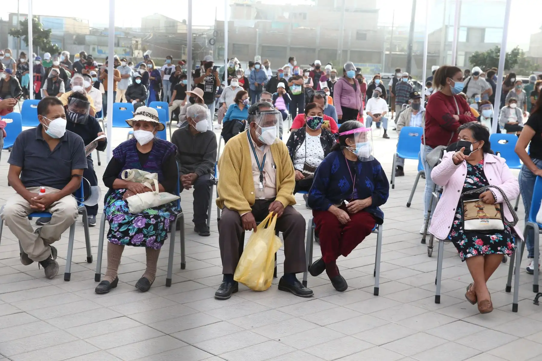 El Ministerio de Salud inicia vacunación contra el covid- 19 en el Polideportivo de Villa El Salvador, donde los adultos mayores de dicho distrito podrán ser llevados en autos particulares, taxis o mototaxis para ser inmunizados.
Foto: ANDINA / Vidal Tarqui