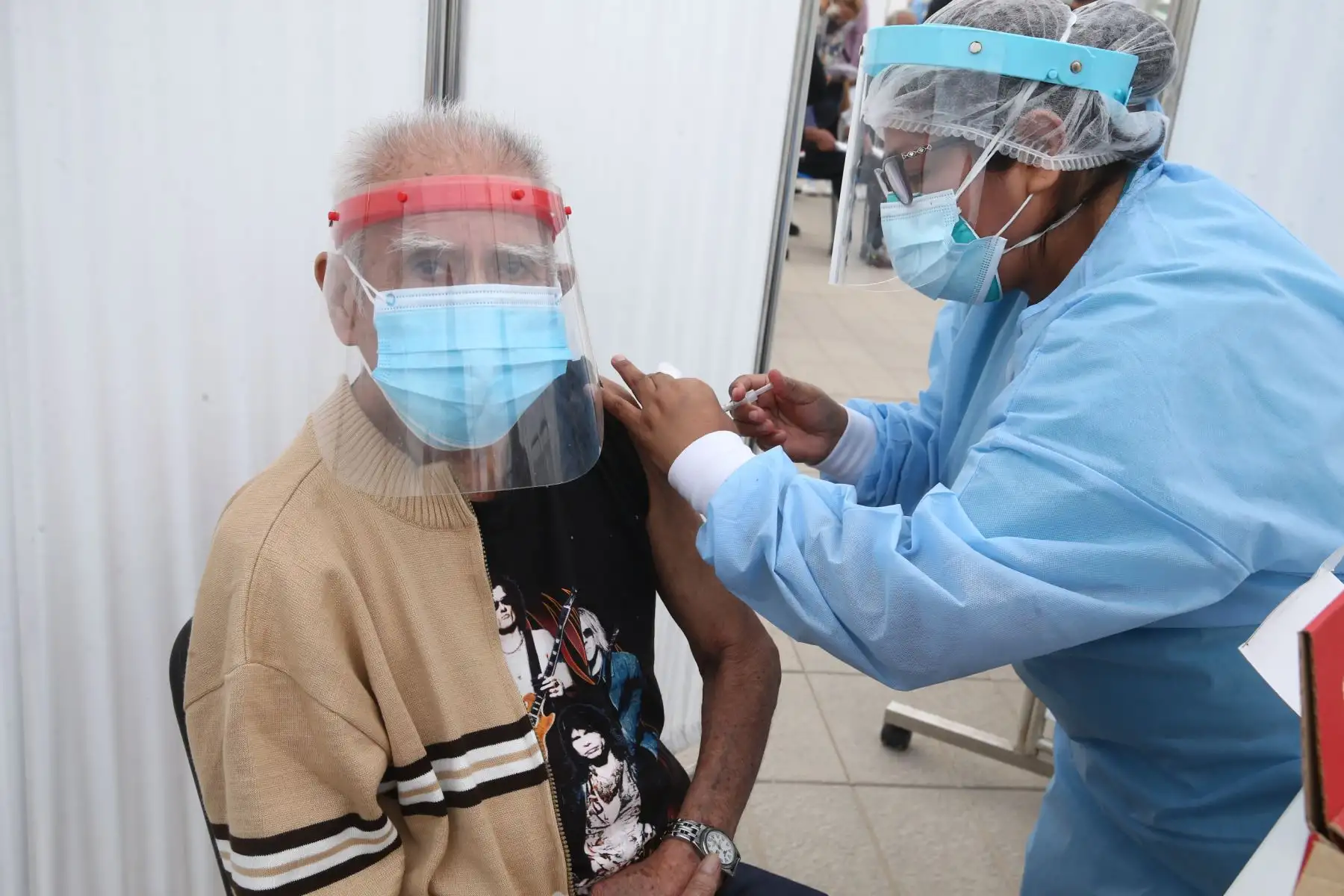 El Ministerio de Salud inicia vacunación contra el covid- 19 en el Polideportivo de Villa El Salvador, donde los adultos mayores de dicho distrito podrán ser llevados en autos particulares, taxis o mototaxis para ser inmunizados.
Foto: ANDINA / Vidal Tarqui