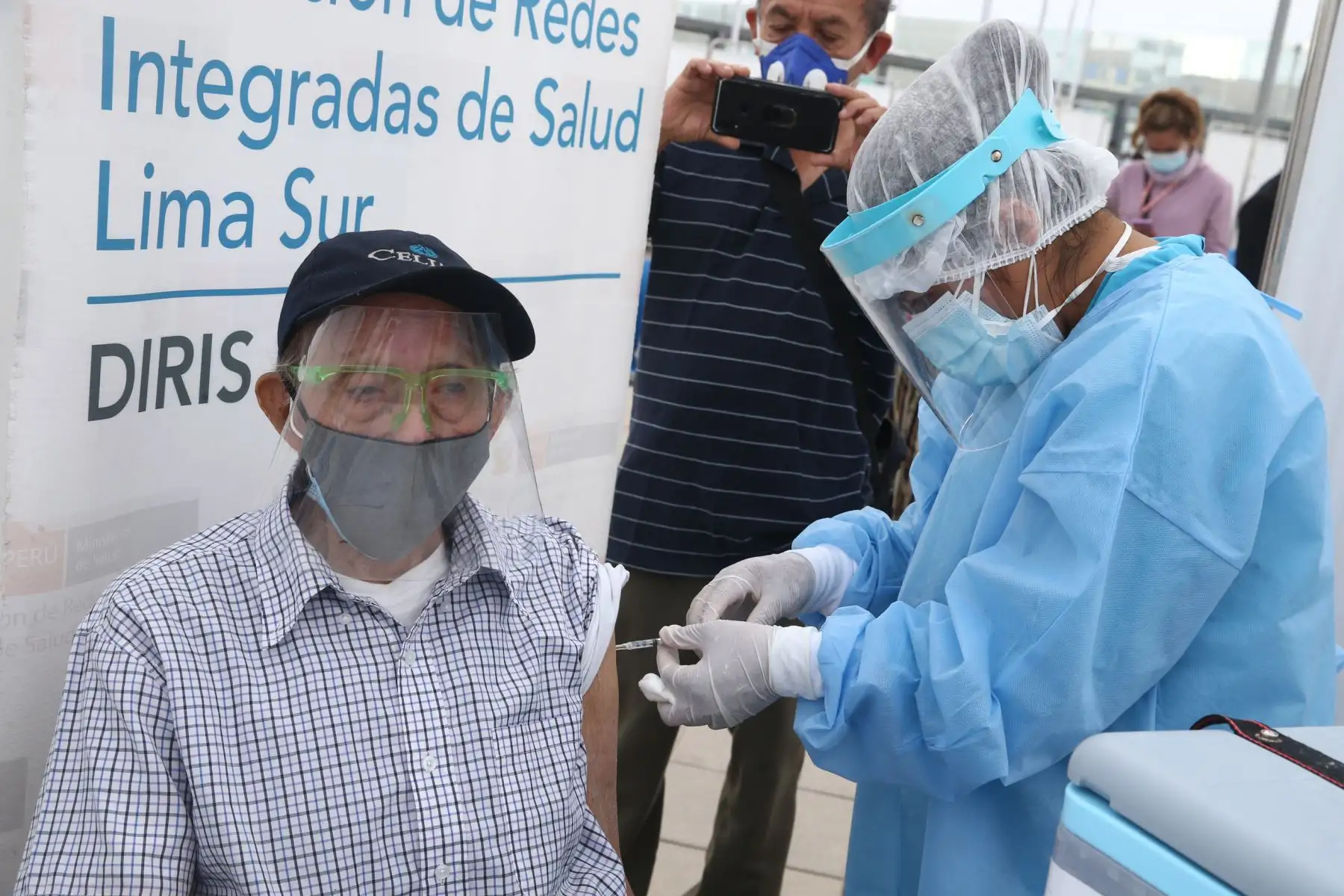 El Ministerio de Salud inicia vacunación contra el covid- 19 en el Polideportivo de Villa El Salvador, donde los adultos mayores de dicho distrito podrán ser llevados en autos particulares, taxis o mototaxis para ser inmunizados.
Foto: ANDINA / Vidal Tarqui