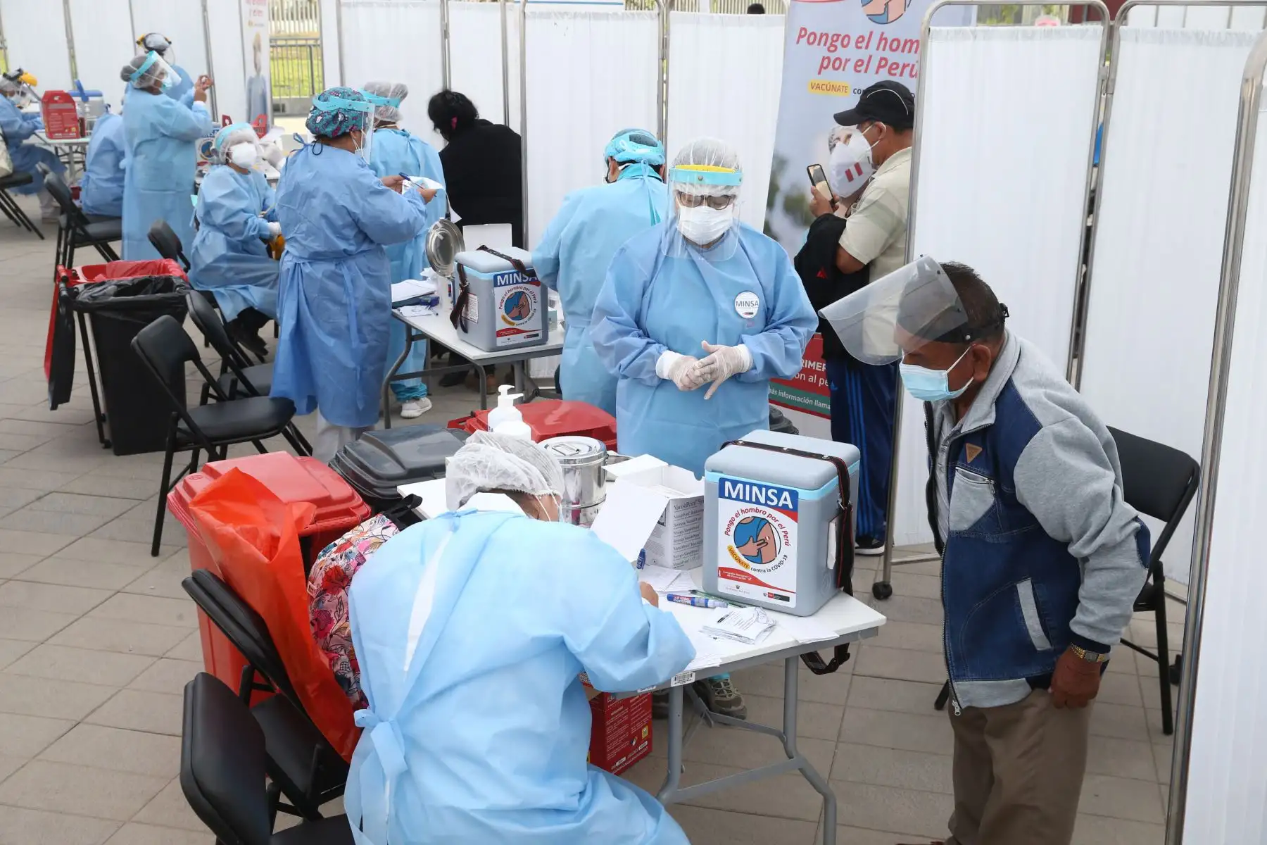 El Ministerio de Salud inicia vacunación contra el covid- 19 en el Polideportivo de Villa El Salvador, donde los adultos mayores de dicho distrito podrán ser llevados en autos particulares, taxis o mototaxis para ser inmunizados.
Foto: ANDINA / Vidal Tarqui