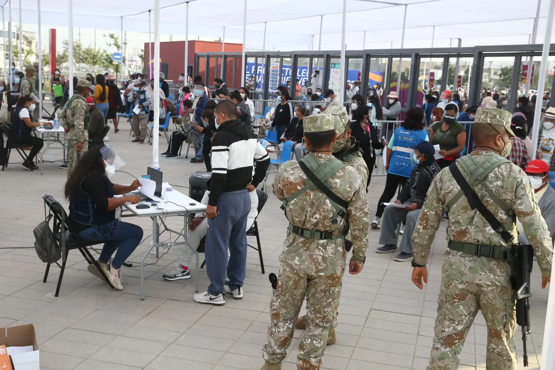 El Ministerio de Salud inicia vacunación contra el covid- 19 en el Polideportivo de Villa El Salvador, donde los adultos mayores de dicho distrito podrán ser llevados en autos particulares, taxis o mototaxis para ser inmunizados.
Foto: ANDINA / Vidal Tarqui