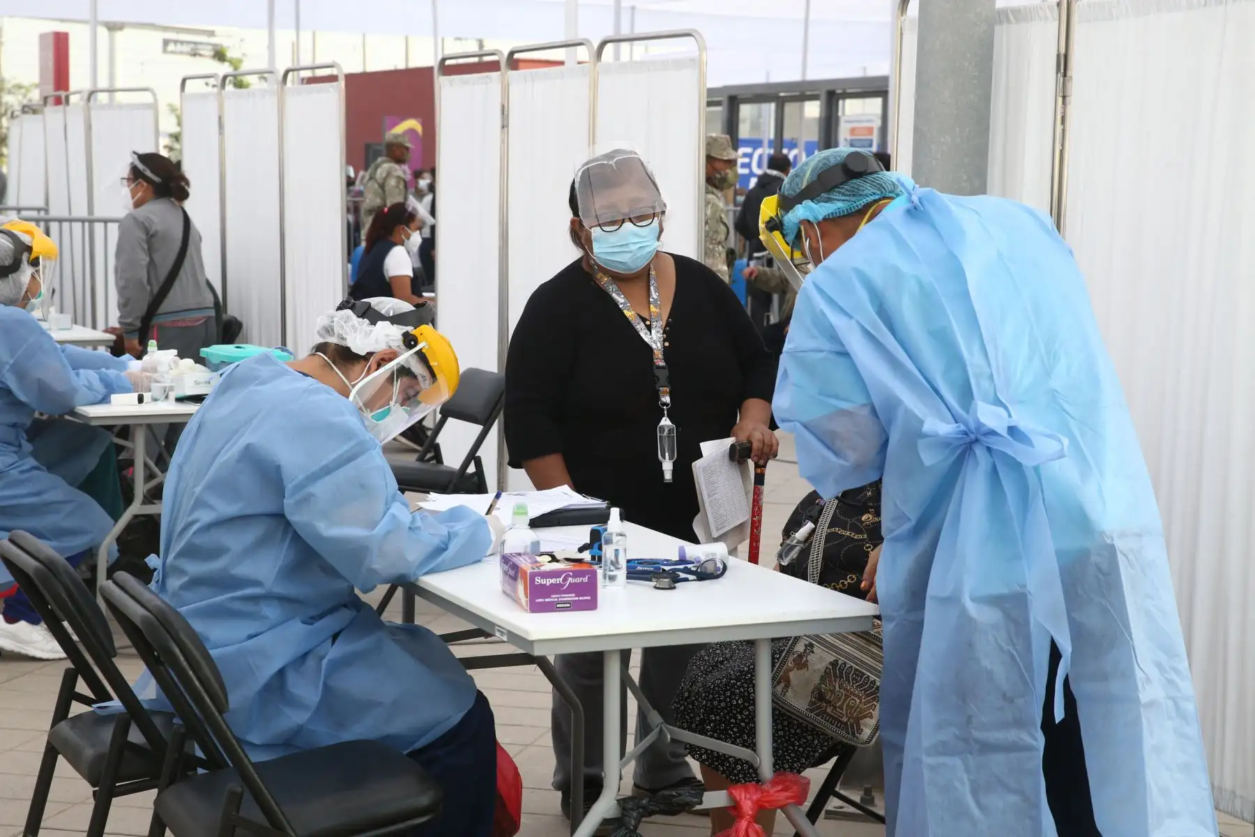 El Ministerio de Salud inicia vacunación contra el covid- 19 en el Polideportivo de Villa El Salvador, donde los adultos mayores de dicho distrito podrán ser llevados en autos particulares, taxis o mototaxis para ser inmunizados.
Foto: ANDINA / Vidal Tarqui