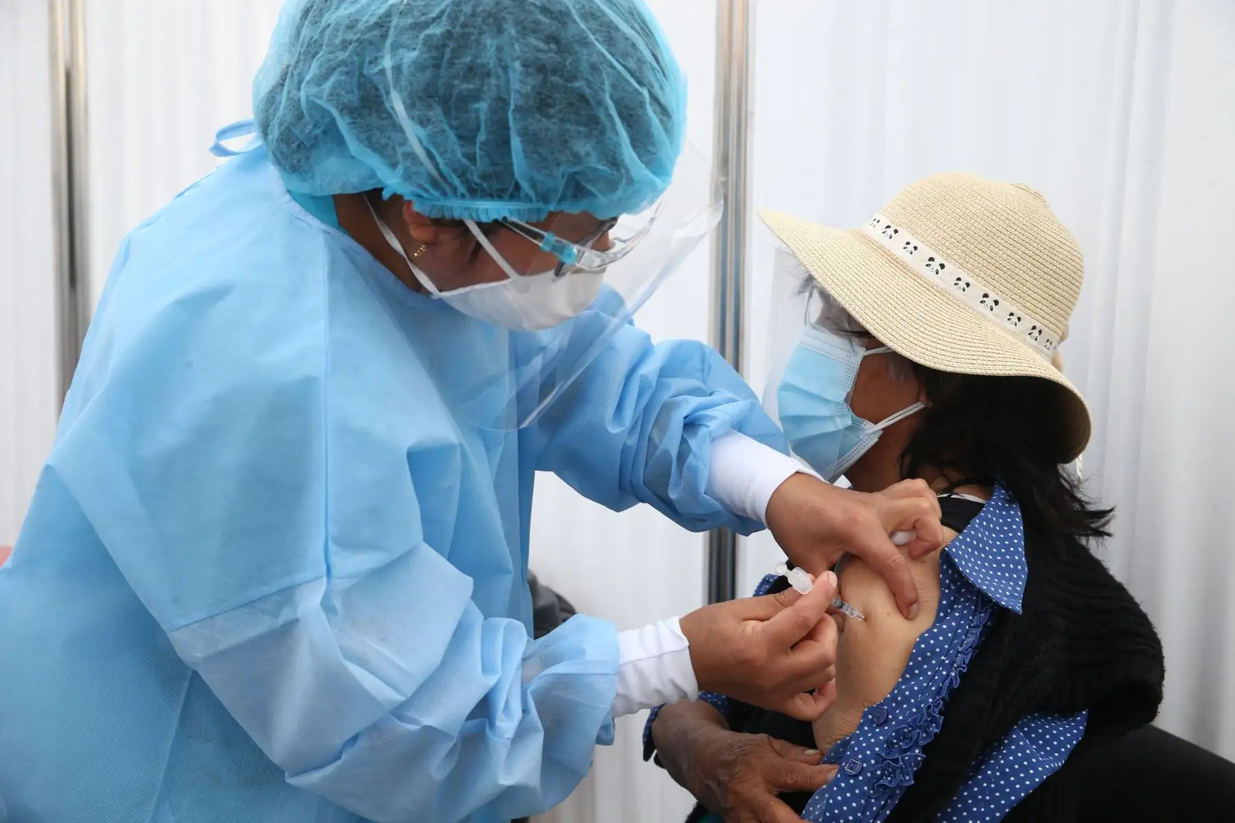 El Ministerio de Salud inicia vacunación contra el covid- 19 en el Polideportivo de Villa El Salvador, donde los adultos mayores de dicho distrito podrán ser llevados en autos particulares, taxis o mototaxis para ser inmunizados.
Foto: ANDINA / Vidal Tarqui