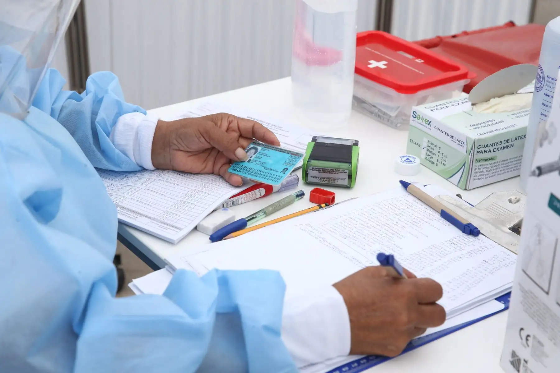 El Ministerio de Salud inicia vacunación contra el covid- 19 en el Polideportivo de Villa El Salvador, donde los adultos mayores de dicho distrito podrán ser llevados en autos particulares, taxis o mototaxis para ser inmunizados.
Foto: ANDINA / Vidal Tarqui