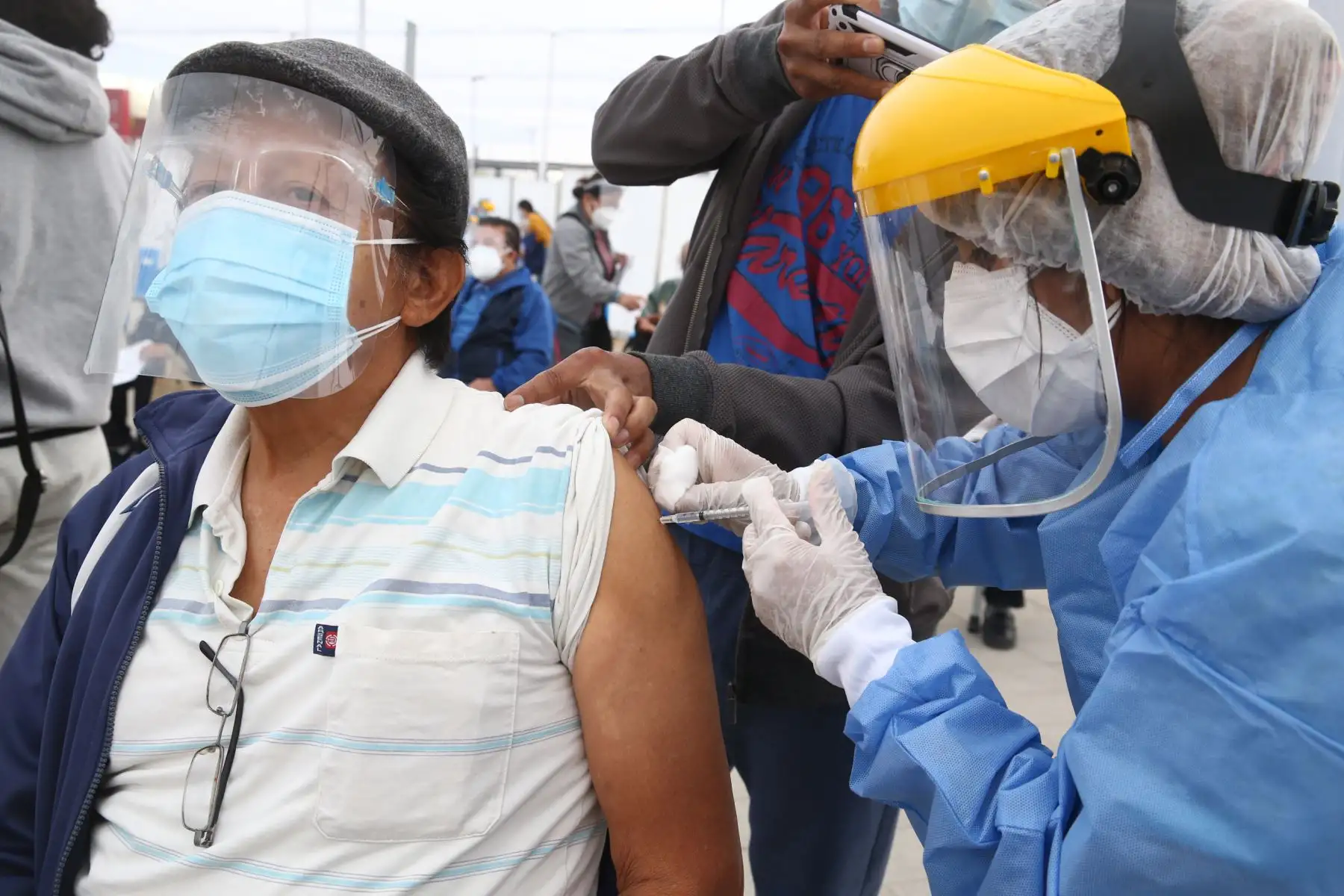 El Ministerio de Salud inicia vacunación contra el covid- 19 en el Polideportivo de Villa El Salvador, donde los adultos mayores de dicho distrito podrán ser llevados en autos particulares, taxis o mototaxis para ser inmunizados.
Foto: ANDINA / Vidal Tarqui