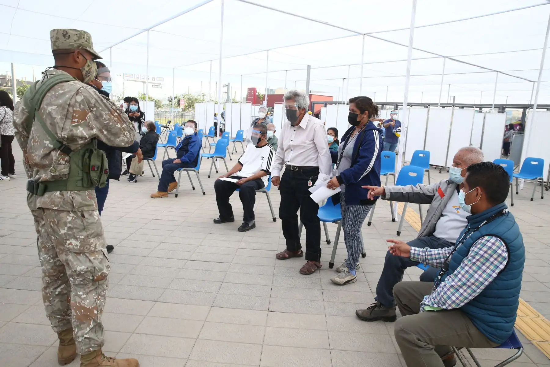 El Ministerio de Salud inicia vacunación contra el covid- 19 en el Polideportivo de Villa El Salvador, donde los adultos mayores de dicho distrito podrán ser llevados en autos particulares, taxis o mototaxis para ser inmunizados.
Foto: ANDINA / Vidal Tarqui