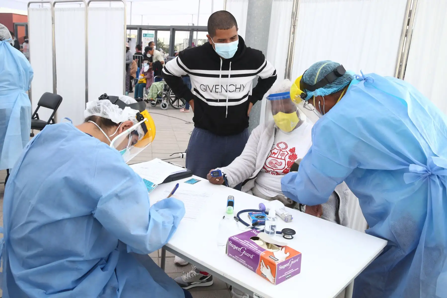 El Ministerio de Salud inicia vacunación contra el covid- 19 en el Polideportivo de Villa El Salvador, donde los adultos mayores de dicho distrito podrán ser llevados en autos particulares, taxis o mototaxis para ser inmunizados.
Foto: ANDINA / Vidal Tarqui