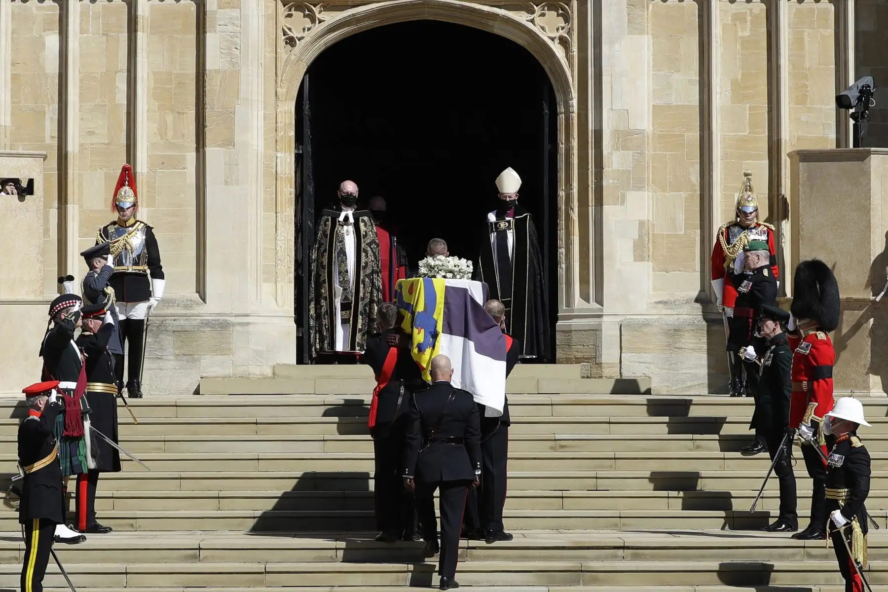 Los portadores del féretro de los Royal Marines llevan el ataúd a la Capilla de San Jorge durante la procesión fúnebre ceremonial del príncipe Felipe de Gran Bretaña, duque de Edimburgo en el Castillo de Windsor.
Foto: AFP
