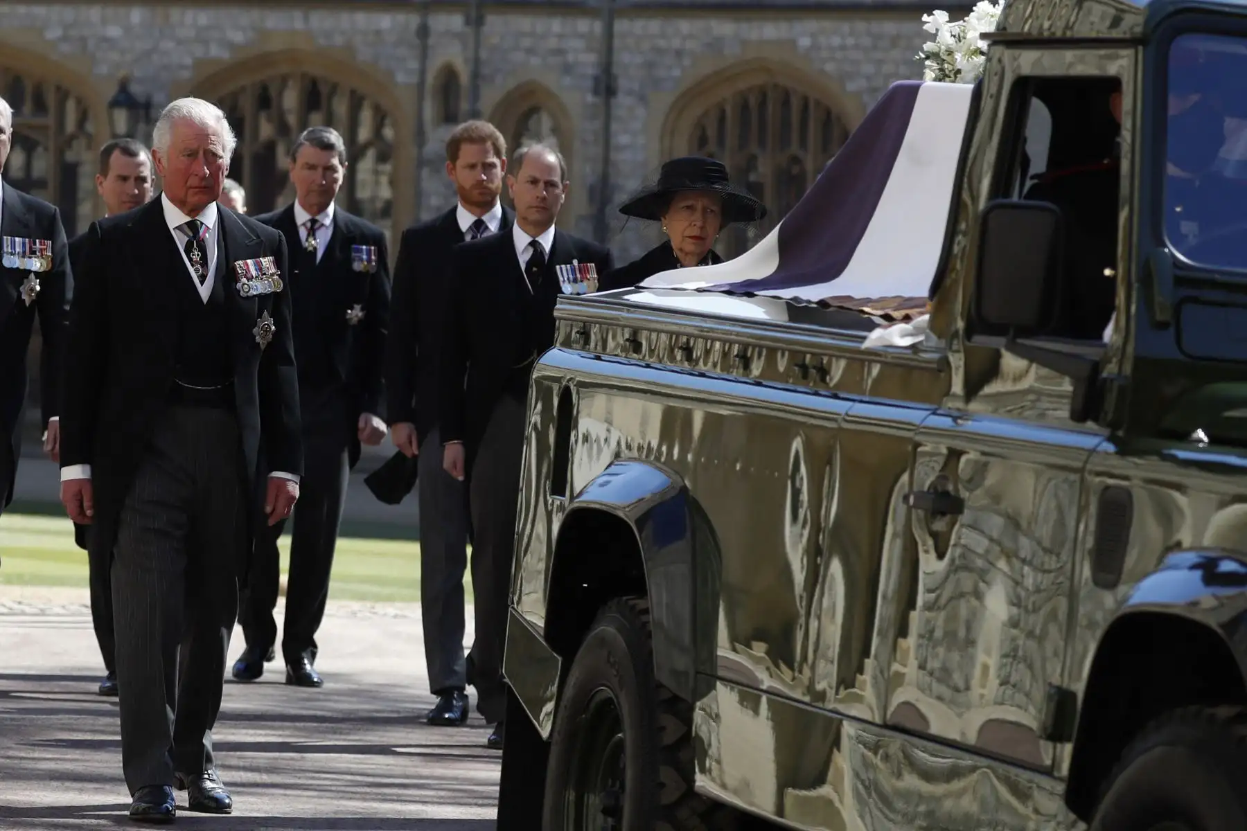 El Príncipe Carlos de Gran Bretaña, Príncipe de Gales sigue el ataúd durante la procesión ceremonial del funeral del Príncipe Felipe de Gran Bretaña, Duque de Edimburgo a la Capilla de San Jorge en el Castillo de Windsor.
Foto: AFP