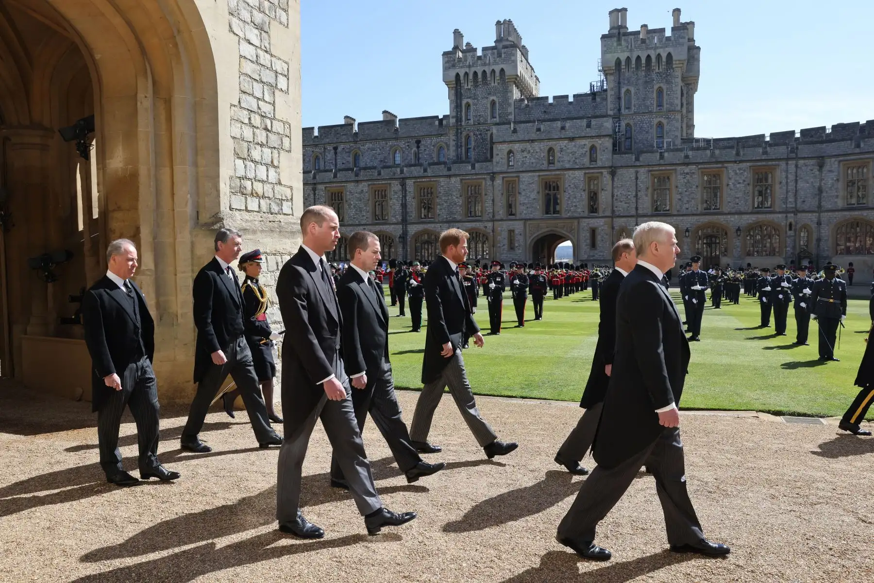 El príncipe Andrés de Gran Bretaña, el duque de York (desde la derecha), el príncipe Eduardo de Gran Bretaña, el conde de Wessex, el príncipe Guillermo de Gran Bretaña, el duque de Cambridge, Peter Phillips, el príncipe Harry de Gran Bretaña, el duque de Sussex, el conde de Snowdon de Gran Bretaña y el vicealmirante Timothy Laurence marchan detrás el ataúd durante la ceremonia fúnebre del príncipe Felipe de Gran Bretaña.
Foto: AFP
