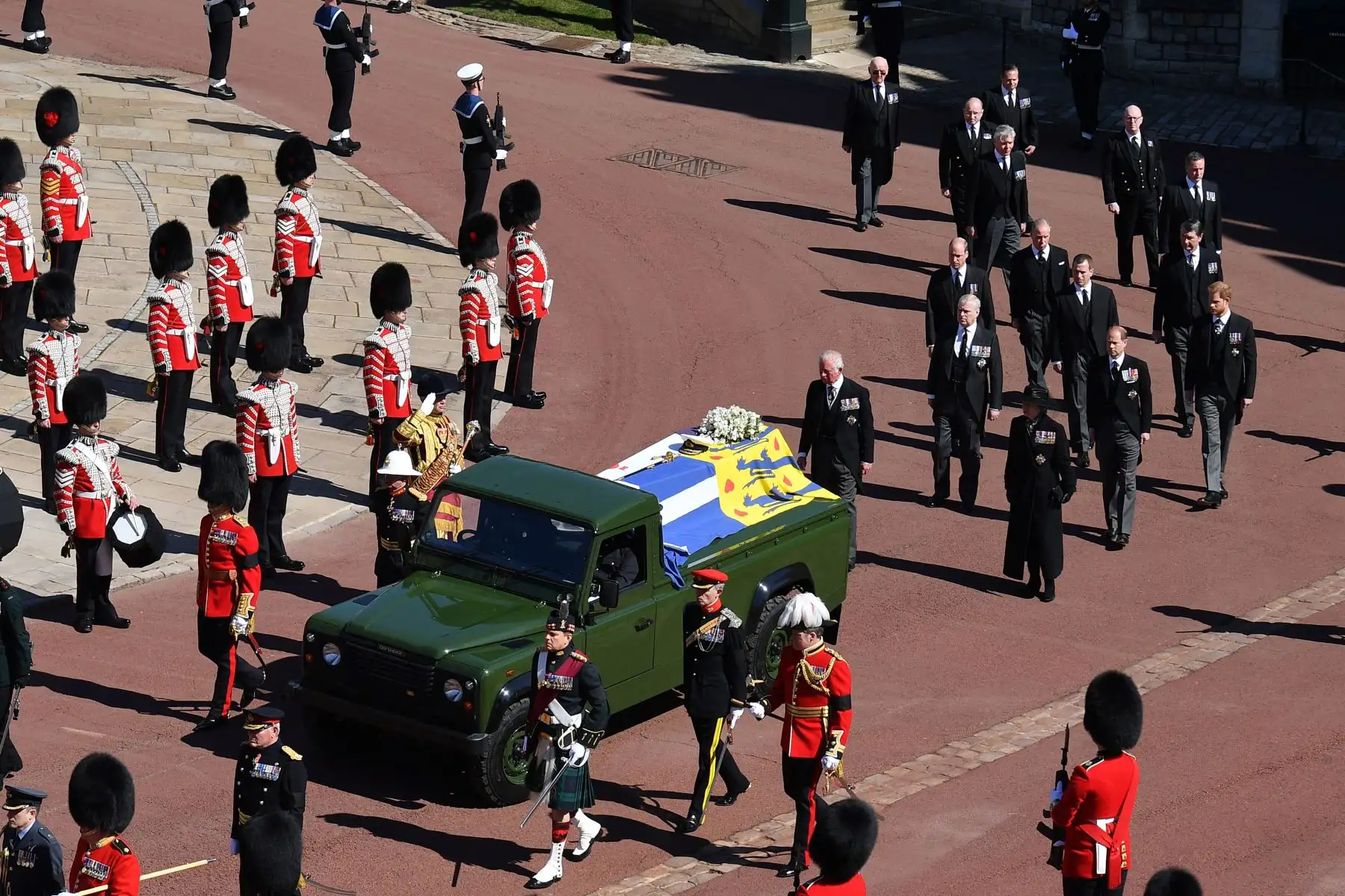 Los miembros de la familia real marchan detrás del ataúd durante la procesión del funeral ceremonial del príncipe Felipe de Gran Bretaña, duque de Edimburgo, hasta la capilla de San Jorge en el castillo de Windsor.
Foto: AFP