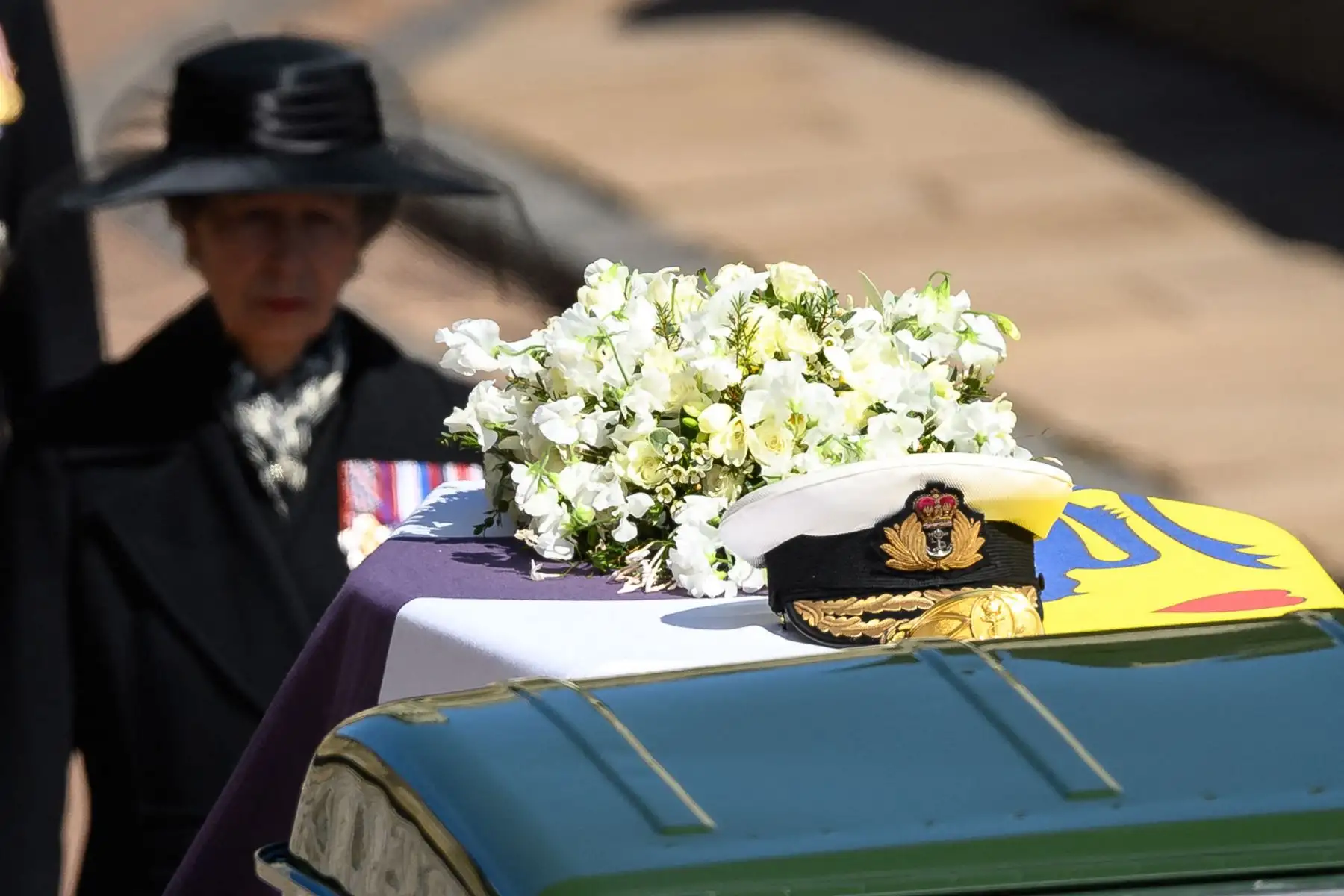 La Princesa Ana de Gran Bretaña, Princesa Real, sigue el ataúd durante la procesión ceremonial del Príncipe Felipe, Duque de Edimburgo, hasta la Capilla de San Jorge en el Castillo de Windsor en Windsor, al oeste de Londres.
Foto: AFP
