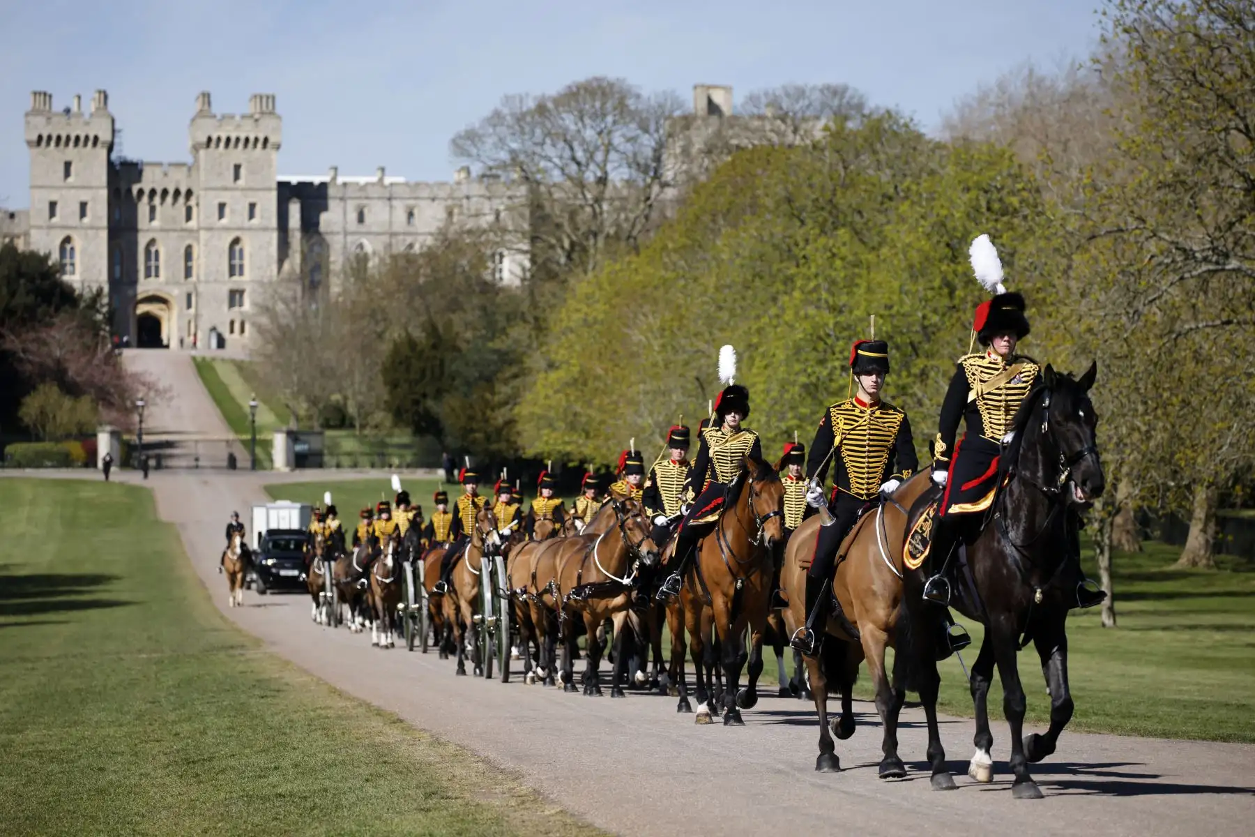 Los miembros de la artillería a caballo real de la tropa del rey suben por el Long Walk lejos del Castillo de Windsor después de asistir al funeral del príncipe Felipe de Gran Bretaña, duque de Edimburgo, en la Capilla de San Jorge en el Castillo de Windsor.
Foto: AFP