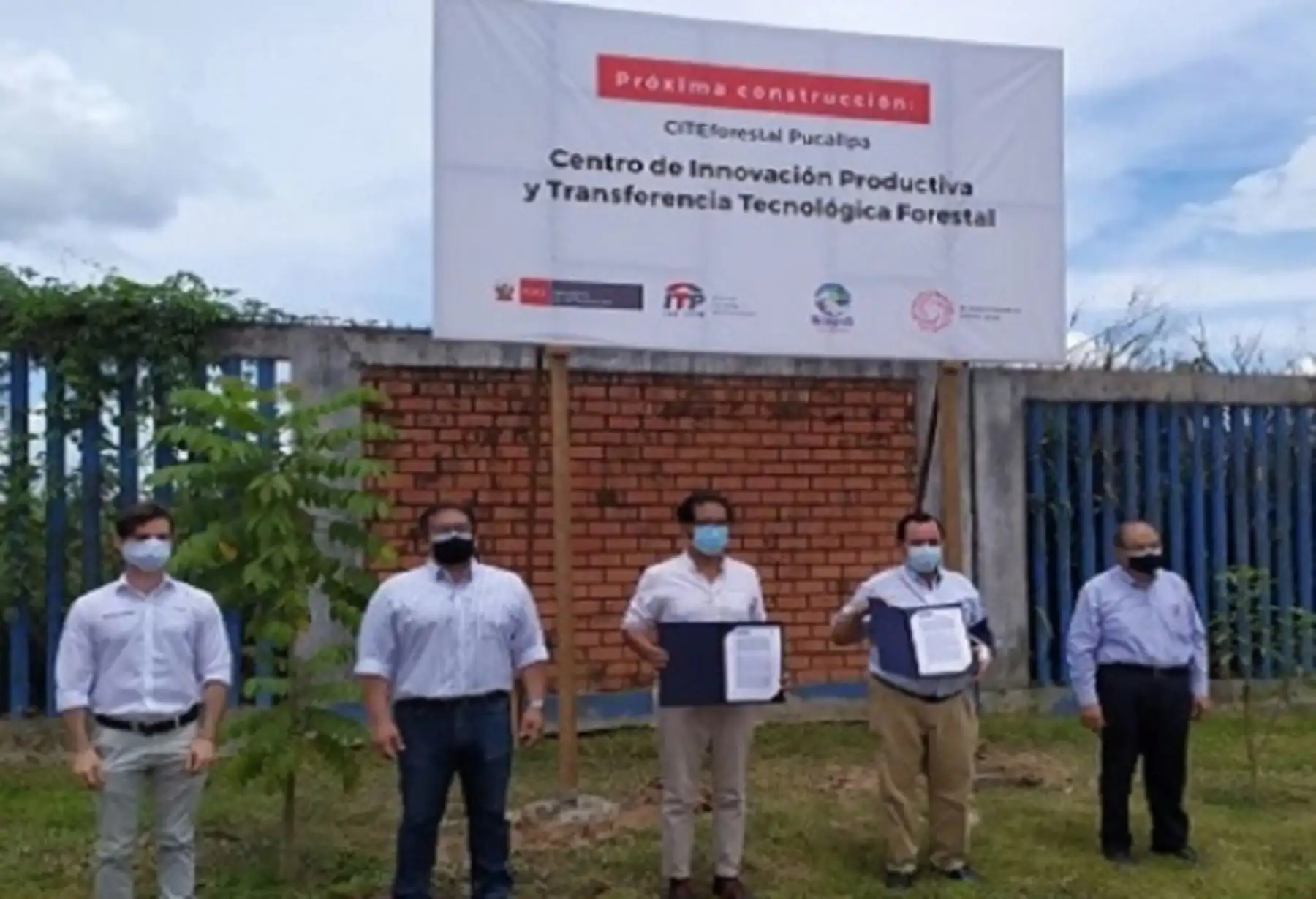 El ministro de la Producción, José Luis Chicoma y el Director Ejecutivo del ITP, Sergio Rodríguez participaron en la entrega simbólica a nombre del Ministerio de Educación del predio para la construcción del nuevo y moderno CITE Forestal Pucallpa.
