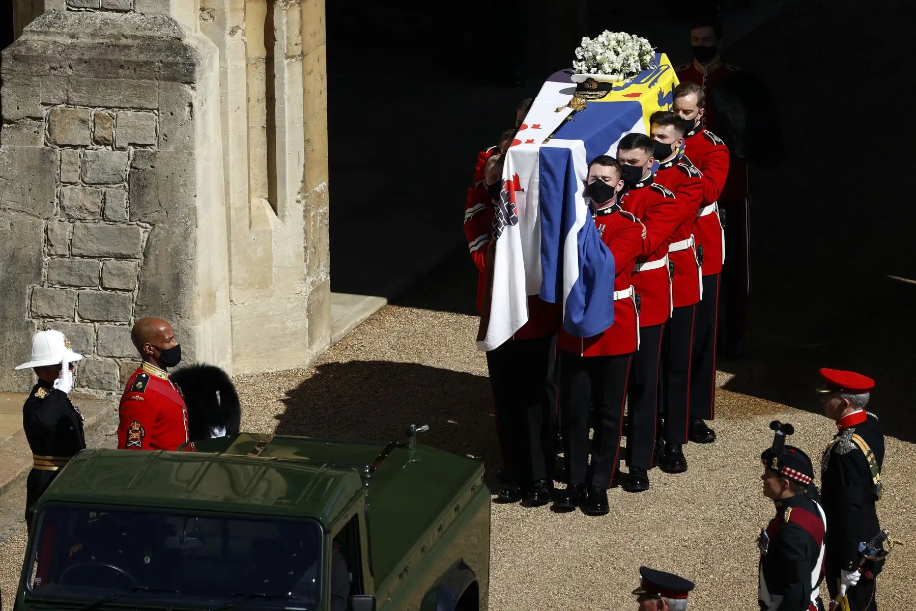 El ataúd del príncipe Felipe de Gran Bretaña, duque de Edimburgo, se coloca en un Land Rover Defender modificado en el cuadrilátero antes de la procesión fúnebre ceremonial a la Capilla de San Jorge en el Castillo de Windsor.
Foto:AFP