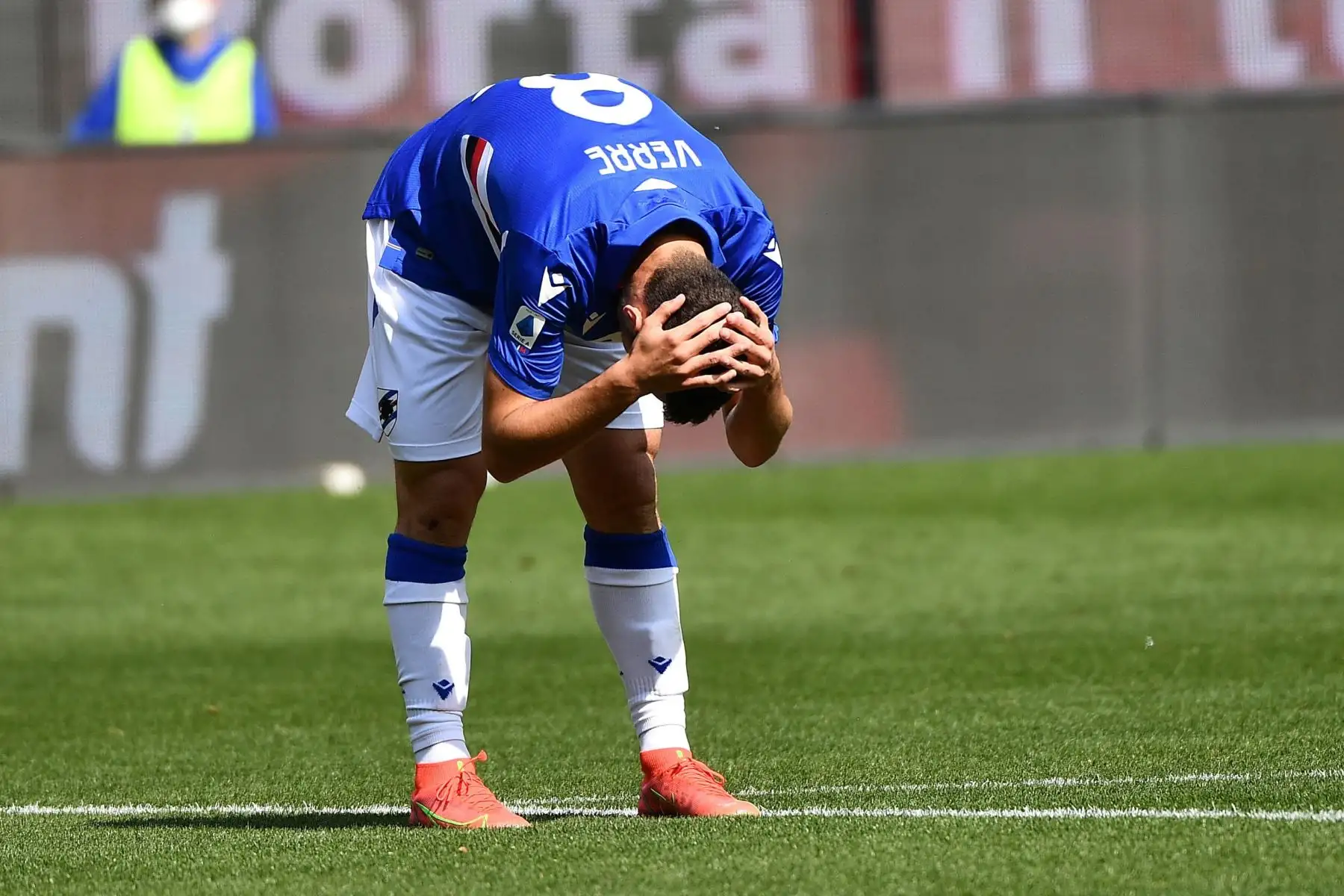 Valerio Verre de la Sampdoria reacciona durante el partido de fútbol de la Serie A italiana entre UC Sampdoria vs Hellas Verona FC.
Foto: EFE