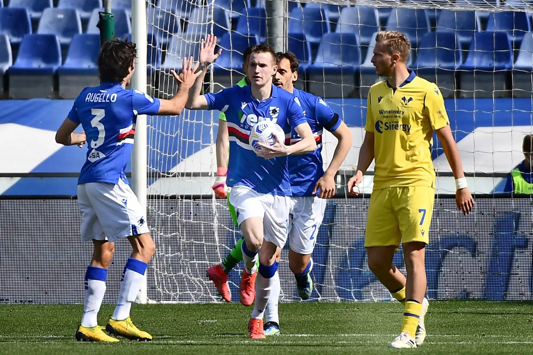Jakub Jankto de la Sampdoria celebra con sus compañeros tras marcar el 1-1 en el partido de fútbol de la Serie A italiana entre UC Sampdoria vs Hellas Verona FC.
Foto : EFE