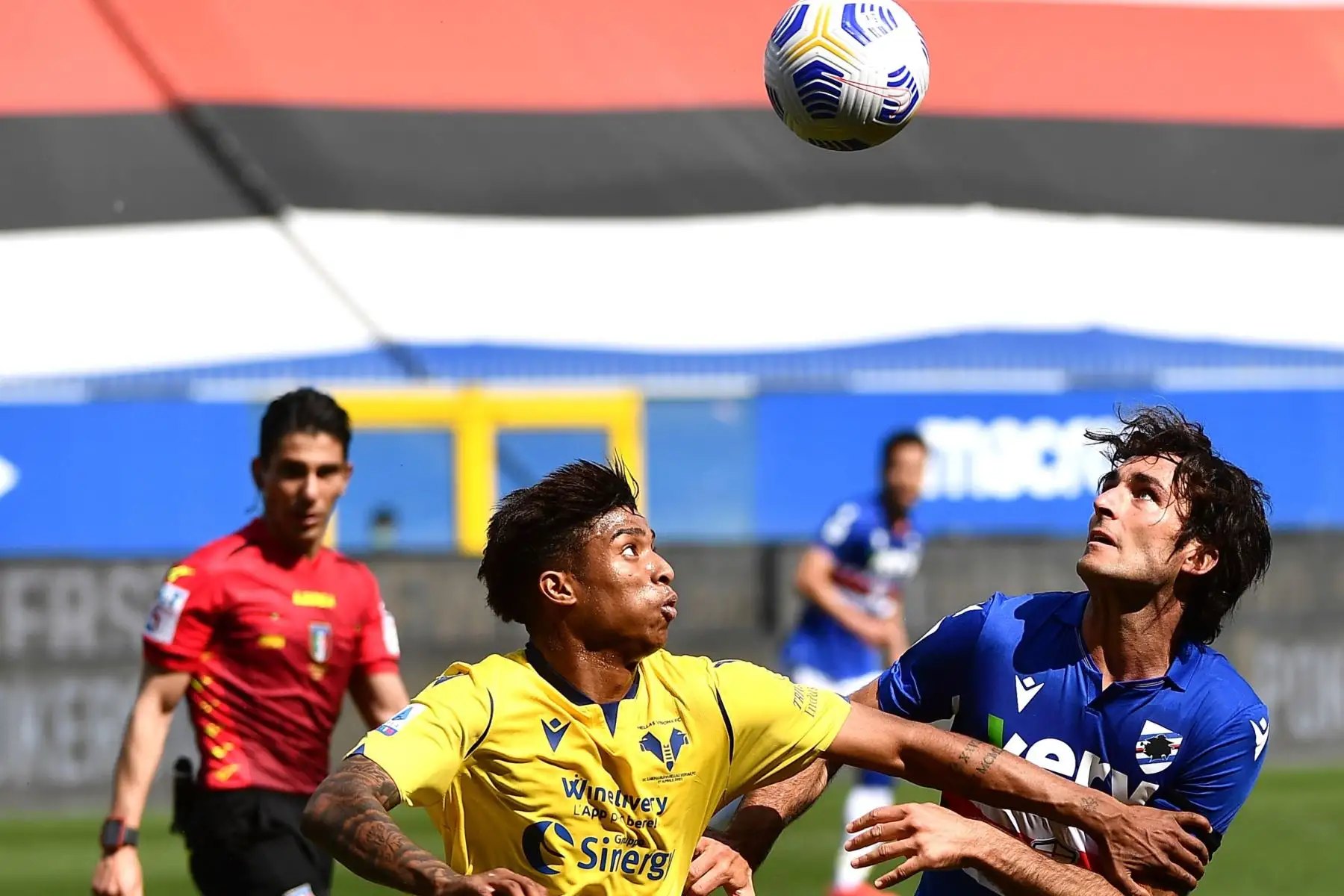 Tommaso Augello  de Sampdoria y Eddie Salcedo de Verona en acción durante el partido de fútbol de la Serie A italiana entre UC Sampdoria vs Hellas Verona FC.
Foto: EFE