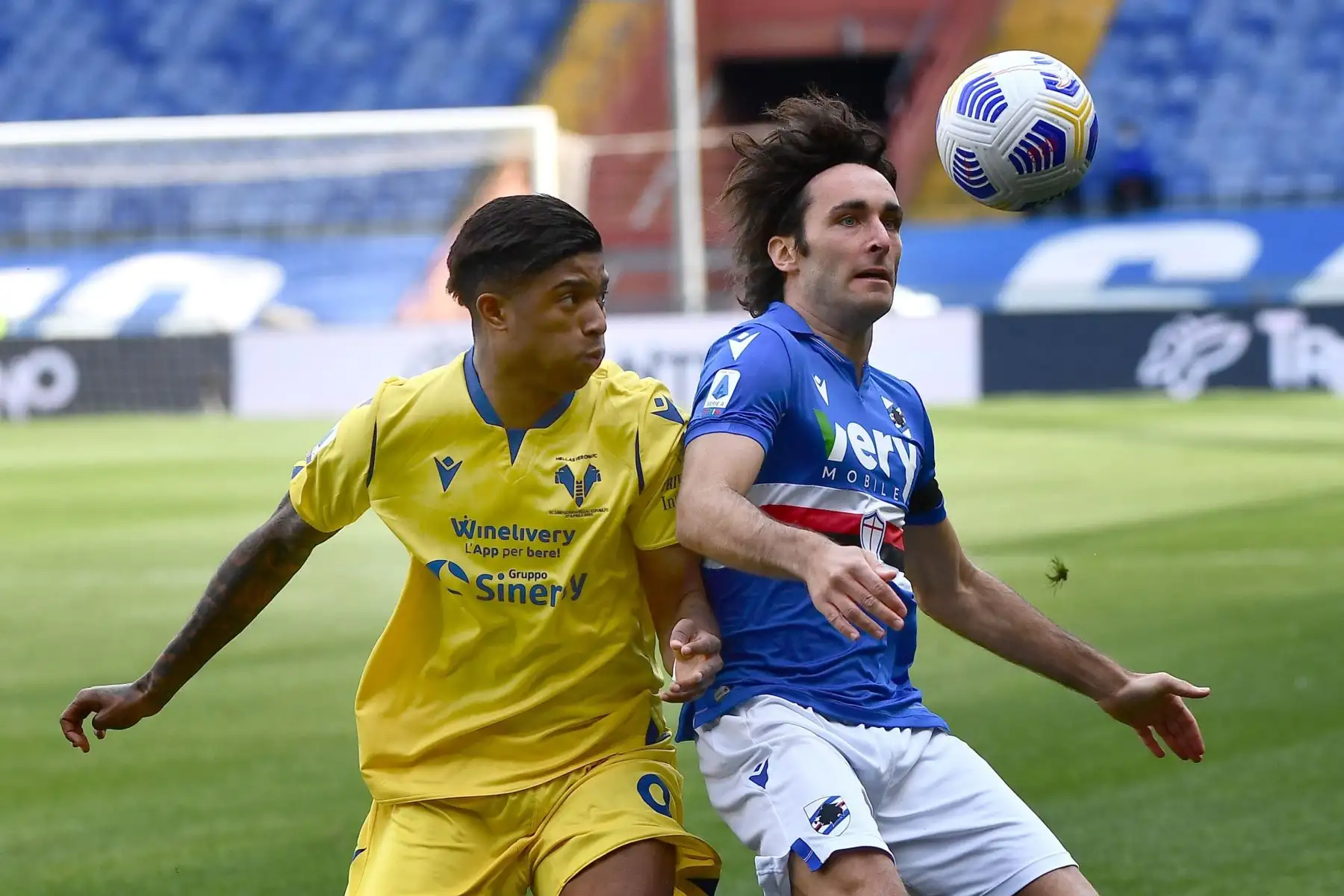 Tommaso Augello de Sampdoria y Eddie Salcedo de Verona en acción durante el partido de fútbol de la Serie A italiana entre UC Sampdoria vs Hellas Verona FC.
Foto: EFE