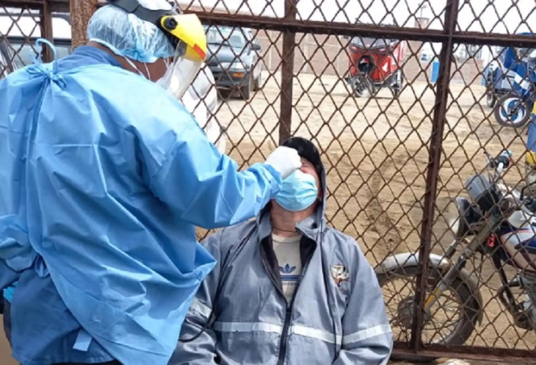 El Gobierno Regional de Áncash, a través de la Dirección Regional de Producción y la Red de Salud Pacifico Sur, realizaron una jornada de descarte del covid-19 a favor de pescadores artesanales y buzos de la caleta El Dorado, en Chimbote.