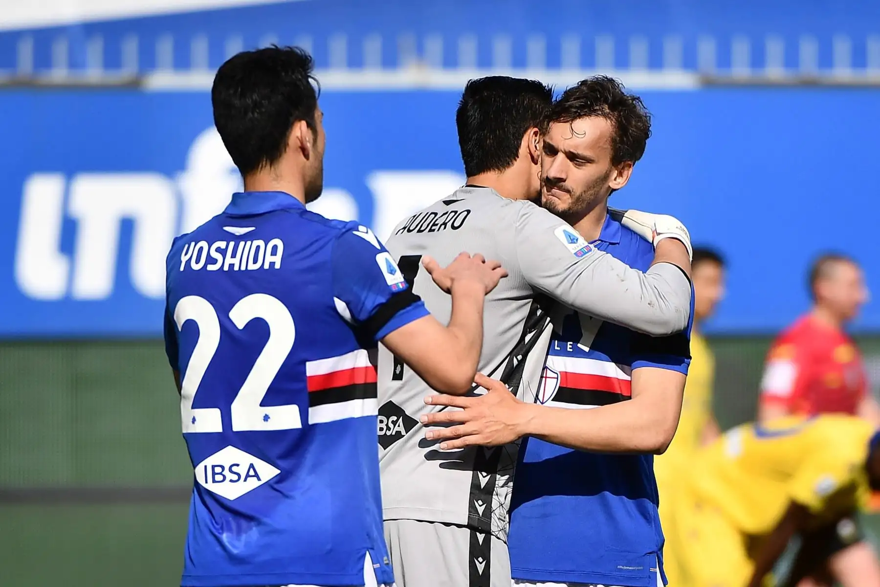 Manolo Gabbiadini  de la Sampdoria celebra con sus compañeros al final del partido de fútbol de la Serie A italiana entre UC Sampdoria vs Hellas Verona FC.
Foto: EFE